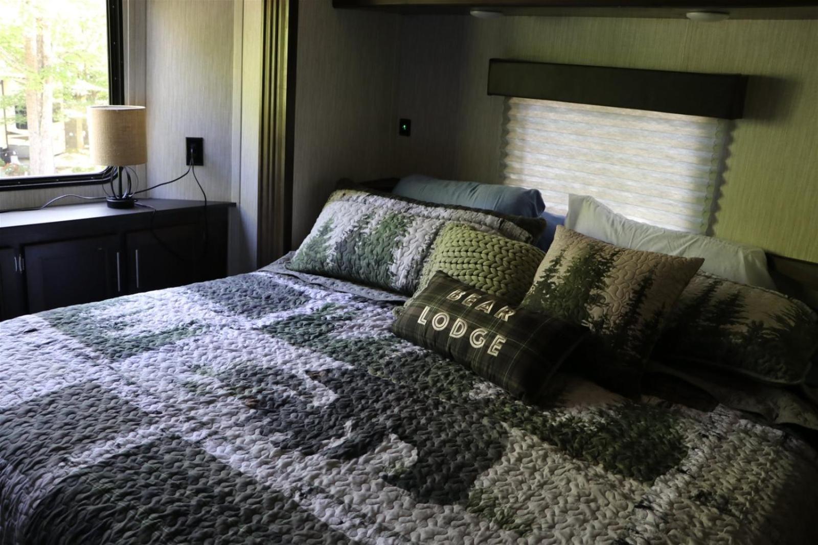 Creekside Glamping Resort- Pool, Fishing Pond, Mini Golf, Game Room, Pet Friendly Holiday home Gatlinburg