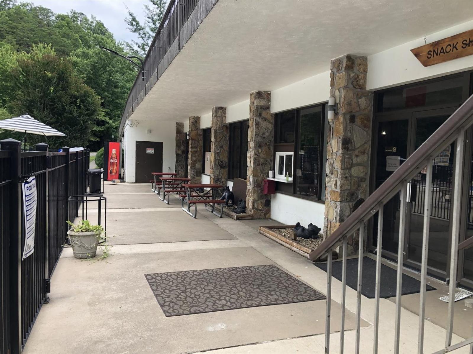 Creekside Glamping Resort- Pool, Fishing Pond, Mini Golf, Game Room, Pet Friendly Gatlinburg