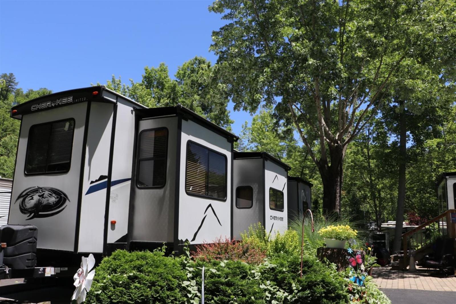 Holiday home Creekside Glamping Resort- Pool, Fishing Pond, Mini Golf, Game Room, Pet Friendly *