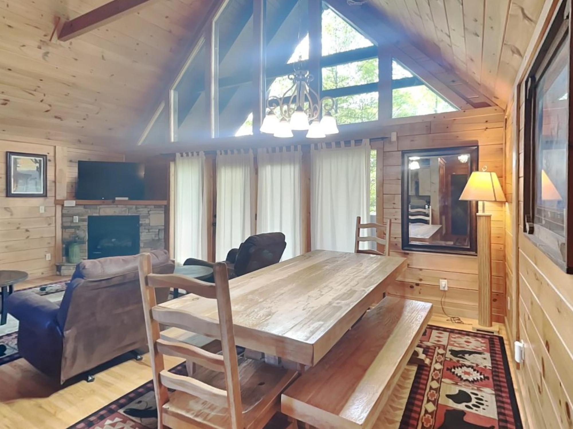 Above The Clouds, 4 Bedrooms, Pool Access, Private, Gaming, Sleeps 16 Holiday home Gatlinburg