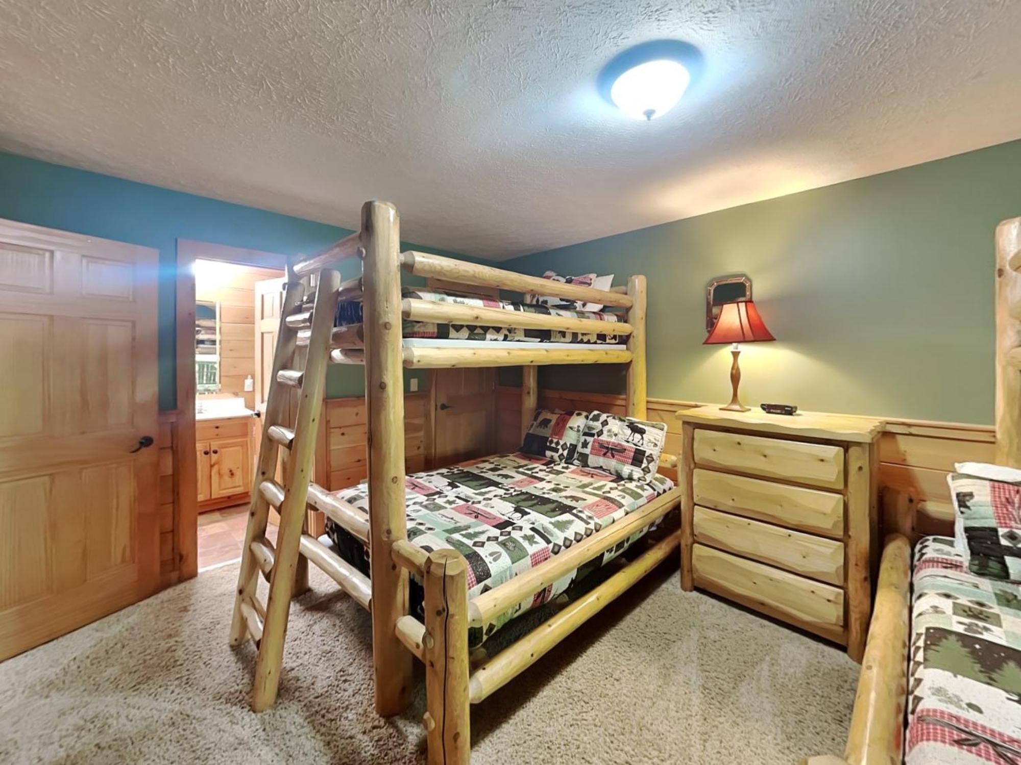 Above The Clouds, 4 Bedrooms, Pool Access, Private, Gaming, Sleeps 16 * Gatlinburg