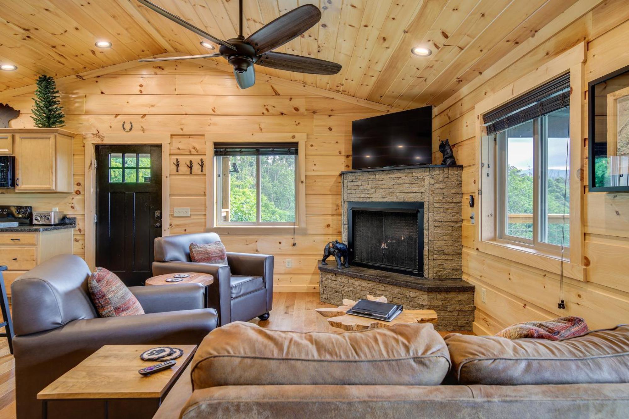 Holiday home Gorgeous Large Deck And Hot Tub! *