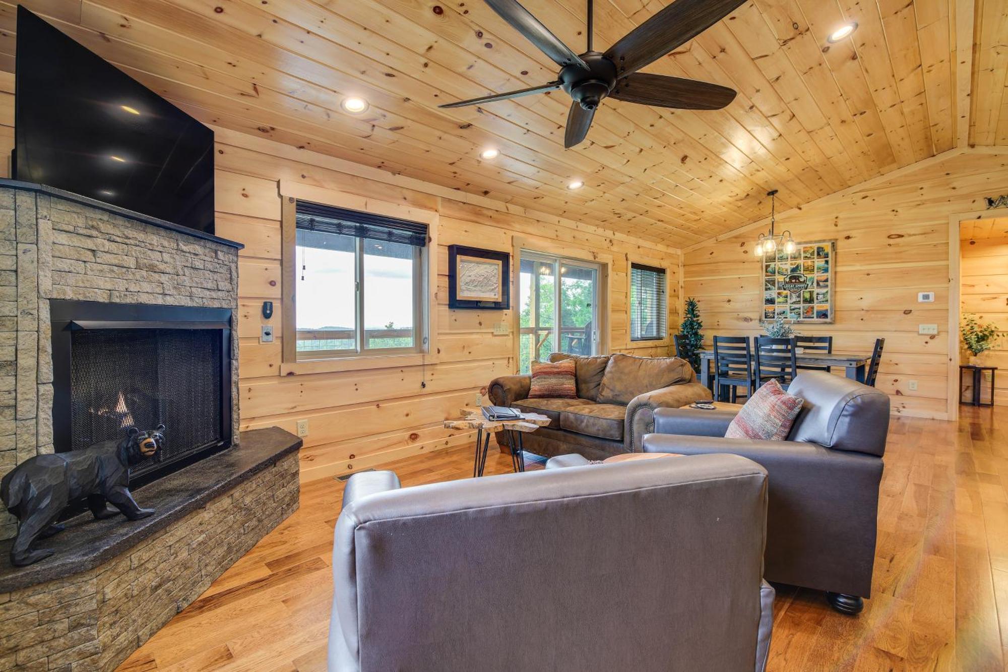 Gorgeous Large Deck And Hot Tub! Holiday home Gatlinburg