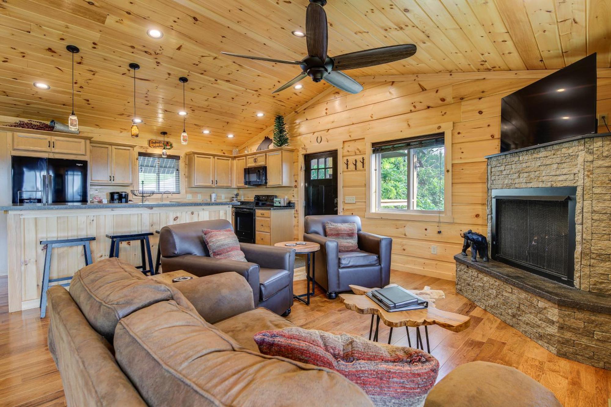 Holiday home Gorgeous Large Deck And Hot Tub! *
