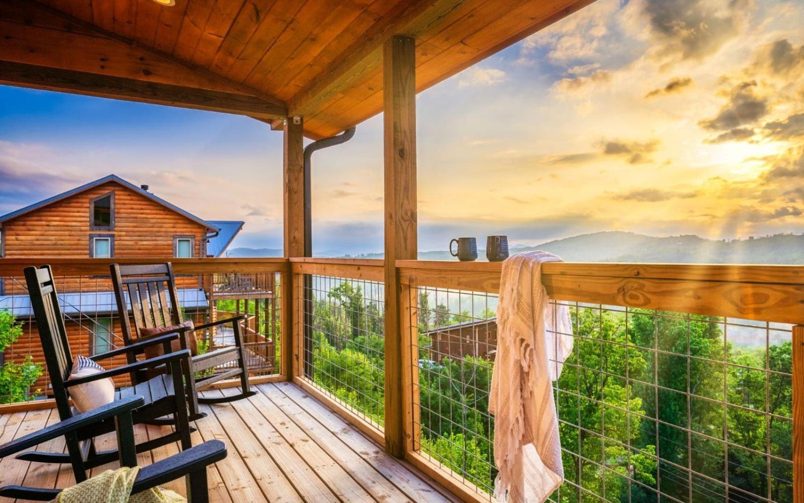 Red Hawk Retreat * Gatlinburg