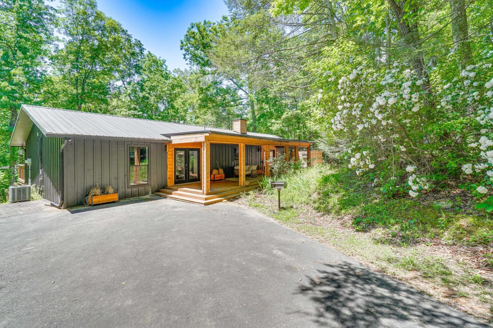 Pet-friendly With Hot Tub! Holiday home