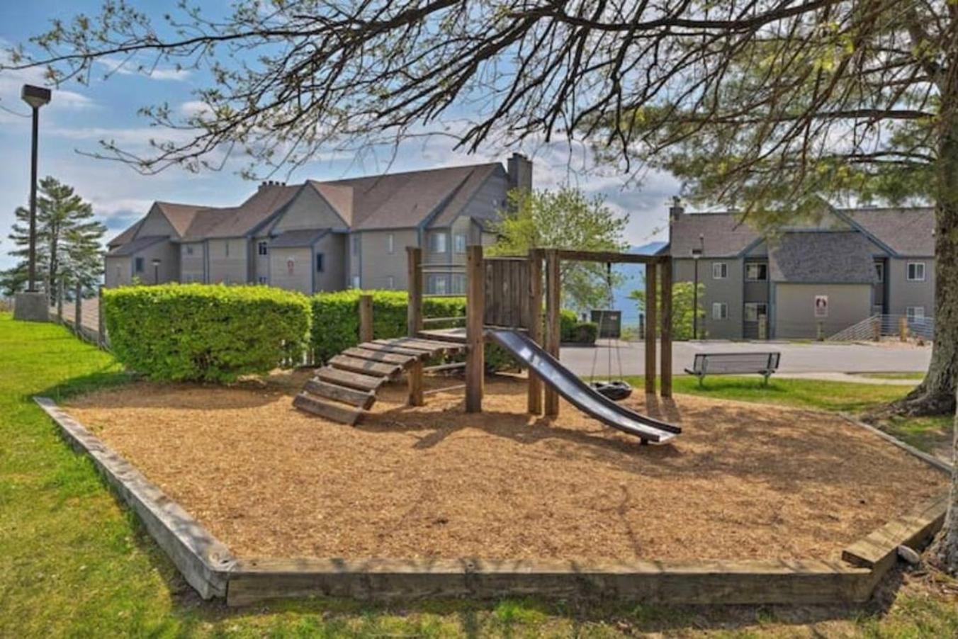 Breathtaking Sunsets, Views, Pool, Heaven Awaits! Holiday home