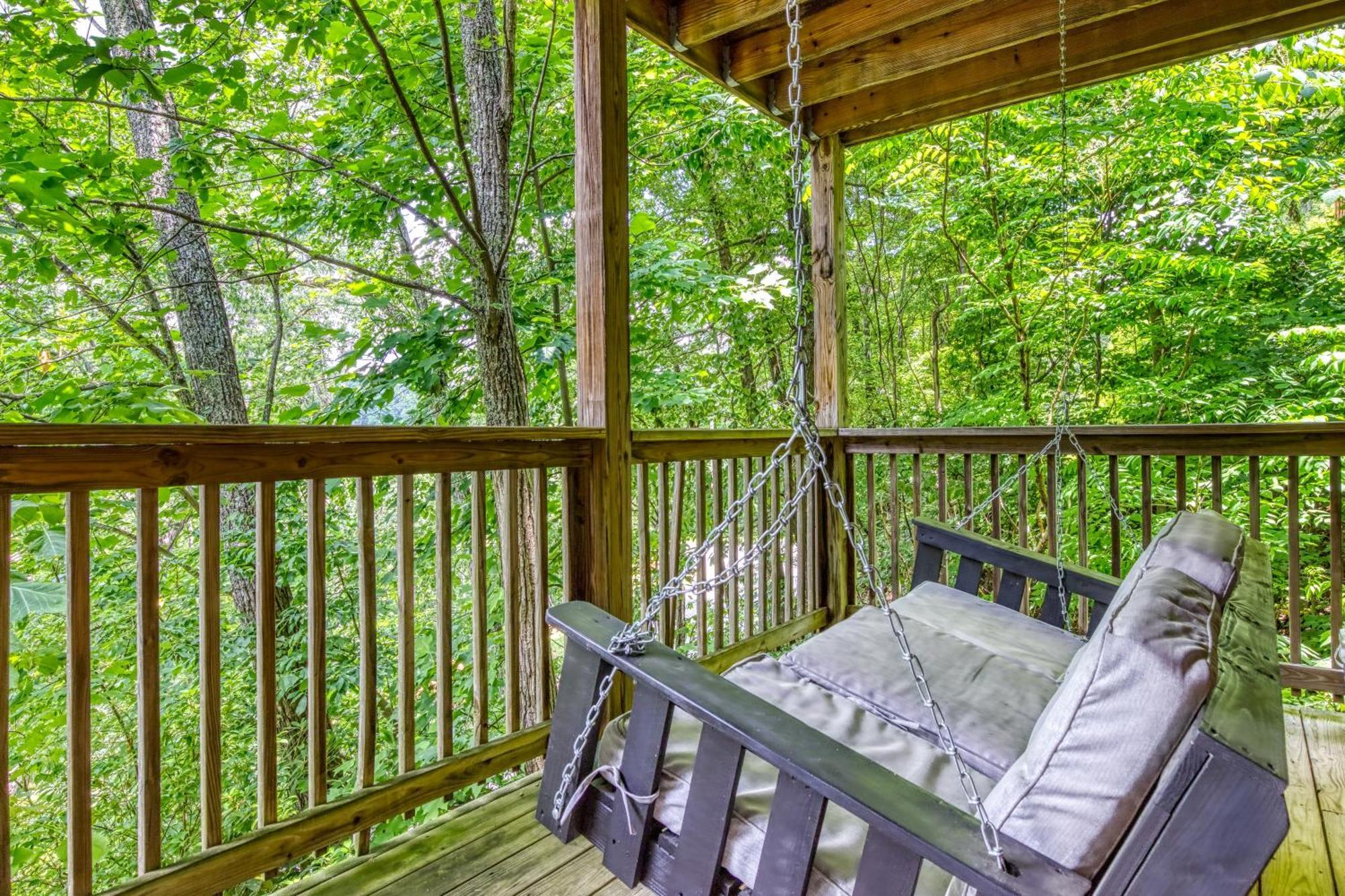 Holiday home Cubby Bear, Hot Tub, Pool, 1089 Free Attraction Tickets Each Paid Day, Dollywood And More! *