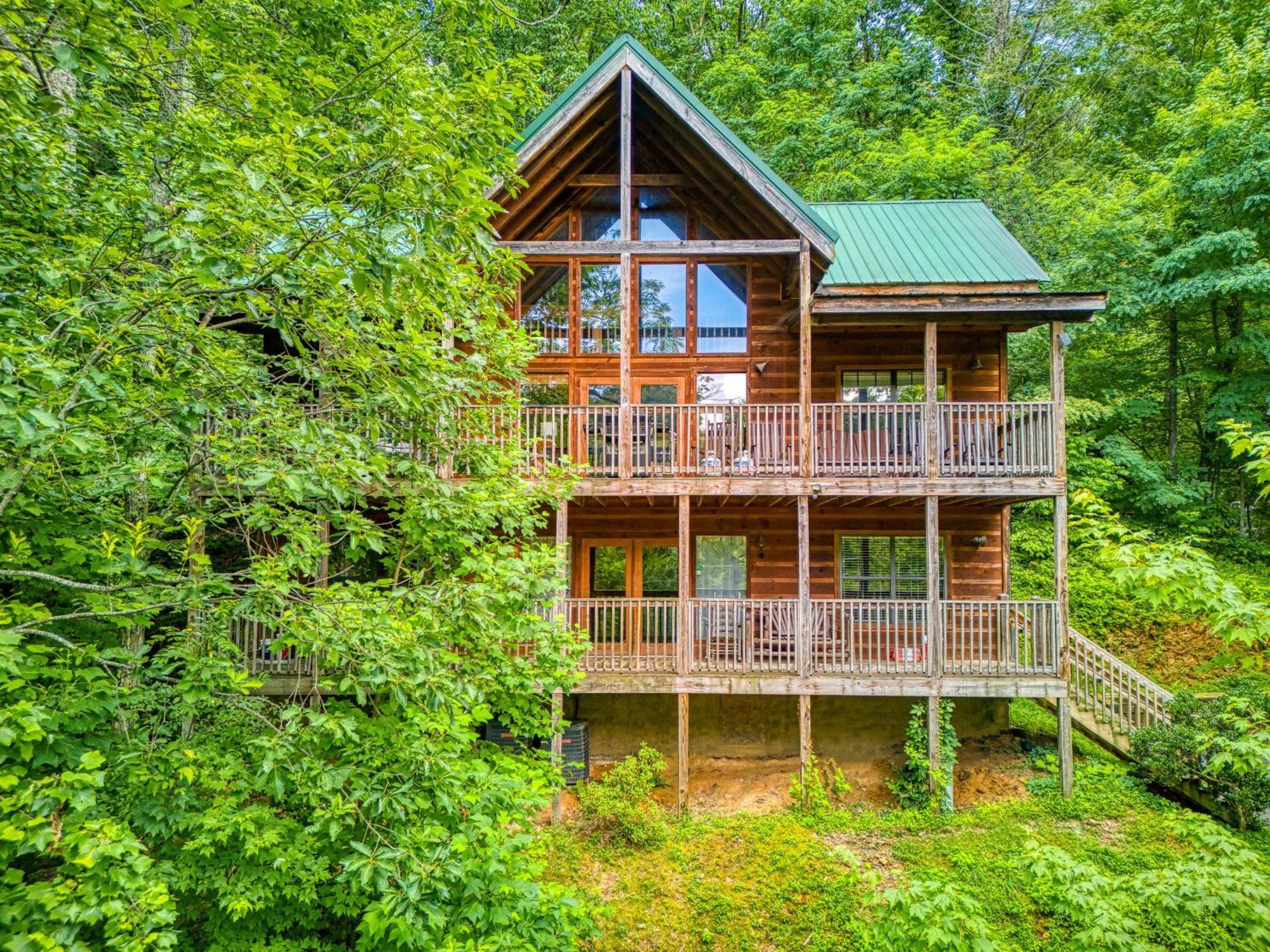 Cubby Bear, Hot Tub, Pool, 1089 Free Attraction Tickets Each Paid Day, Dollywood And More!