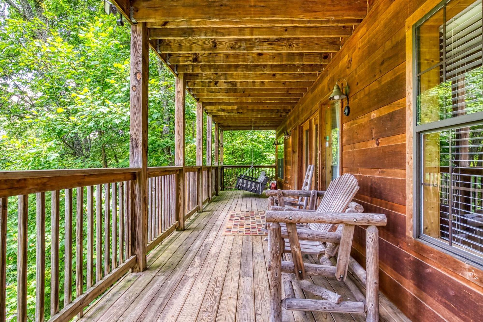 Cubby Bear, Hot Tub, Pool, 1089 Free Attraction Tickets Each Paid Day, Dollywood And More! Holiday home *