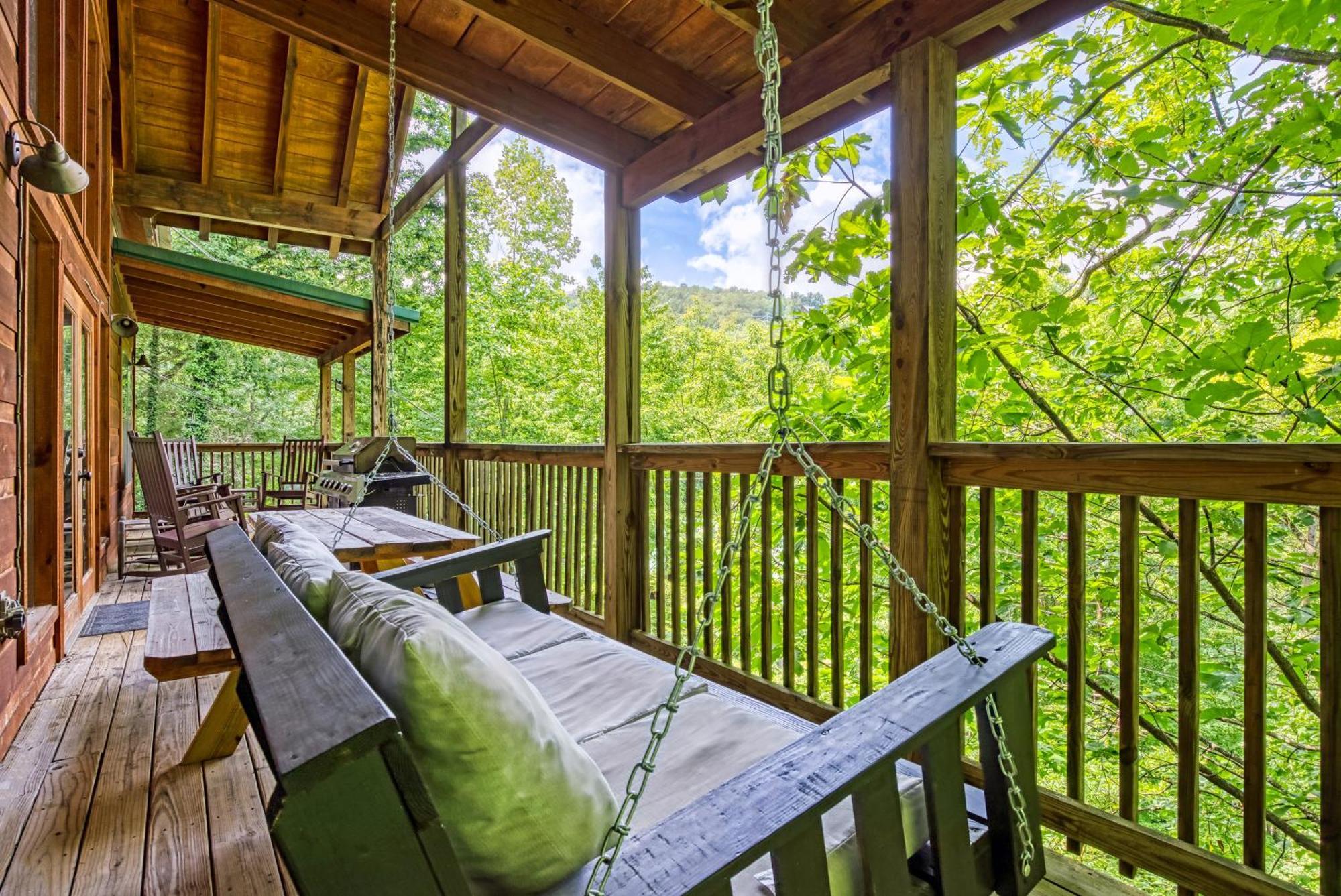 Cubby Bear, Hot Tub, Pool, 1089 Free Attraction Tickets Each Paid Day, Dollywood And More!