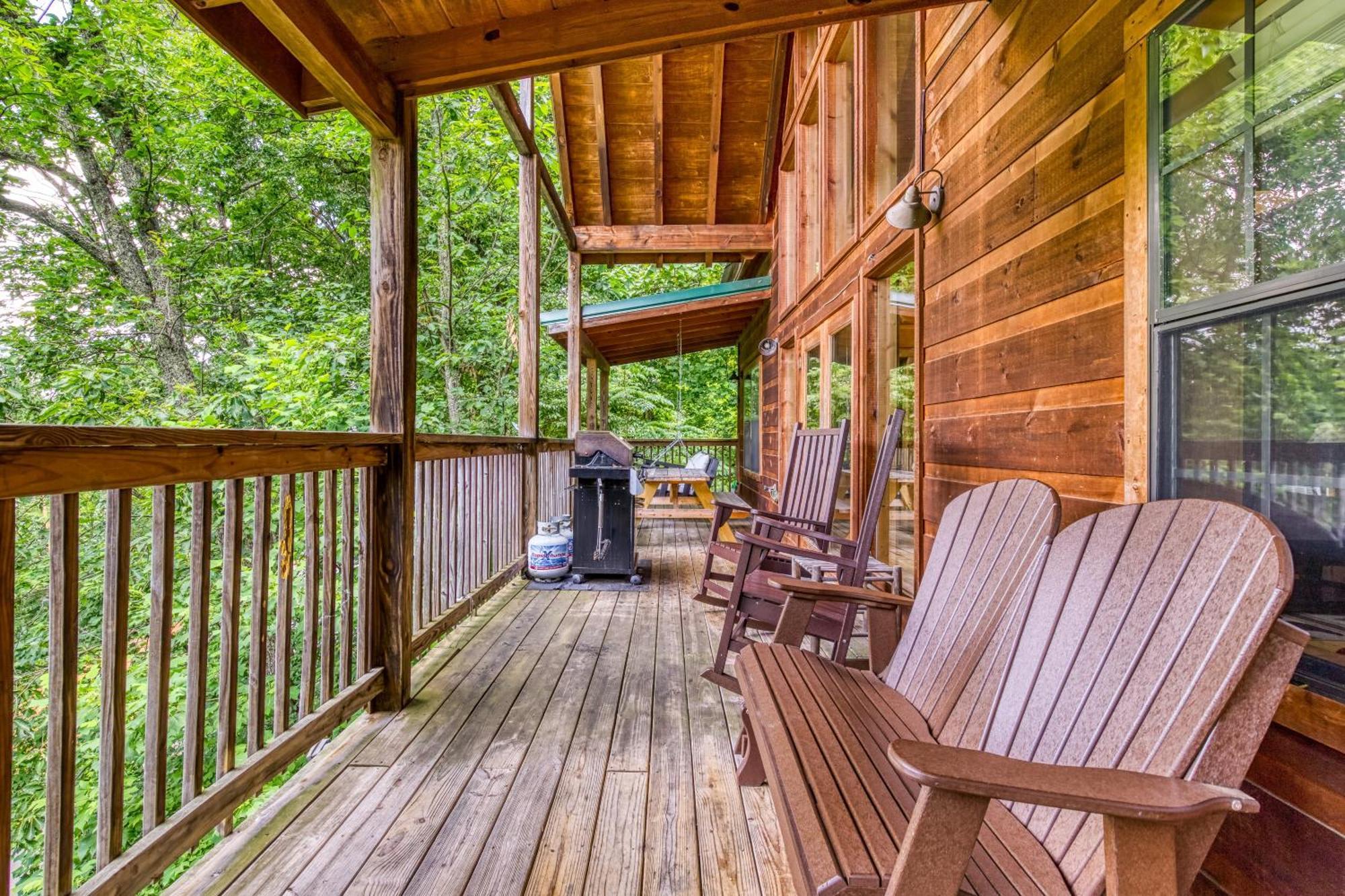 Cubby Bear, Hot Tub, Pool, 1089 Free Attraction Tickets Each Paid Day, Dollywood And More! Holiday home *