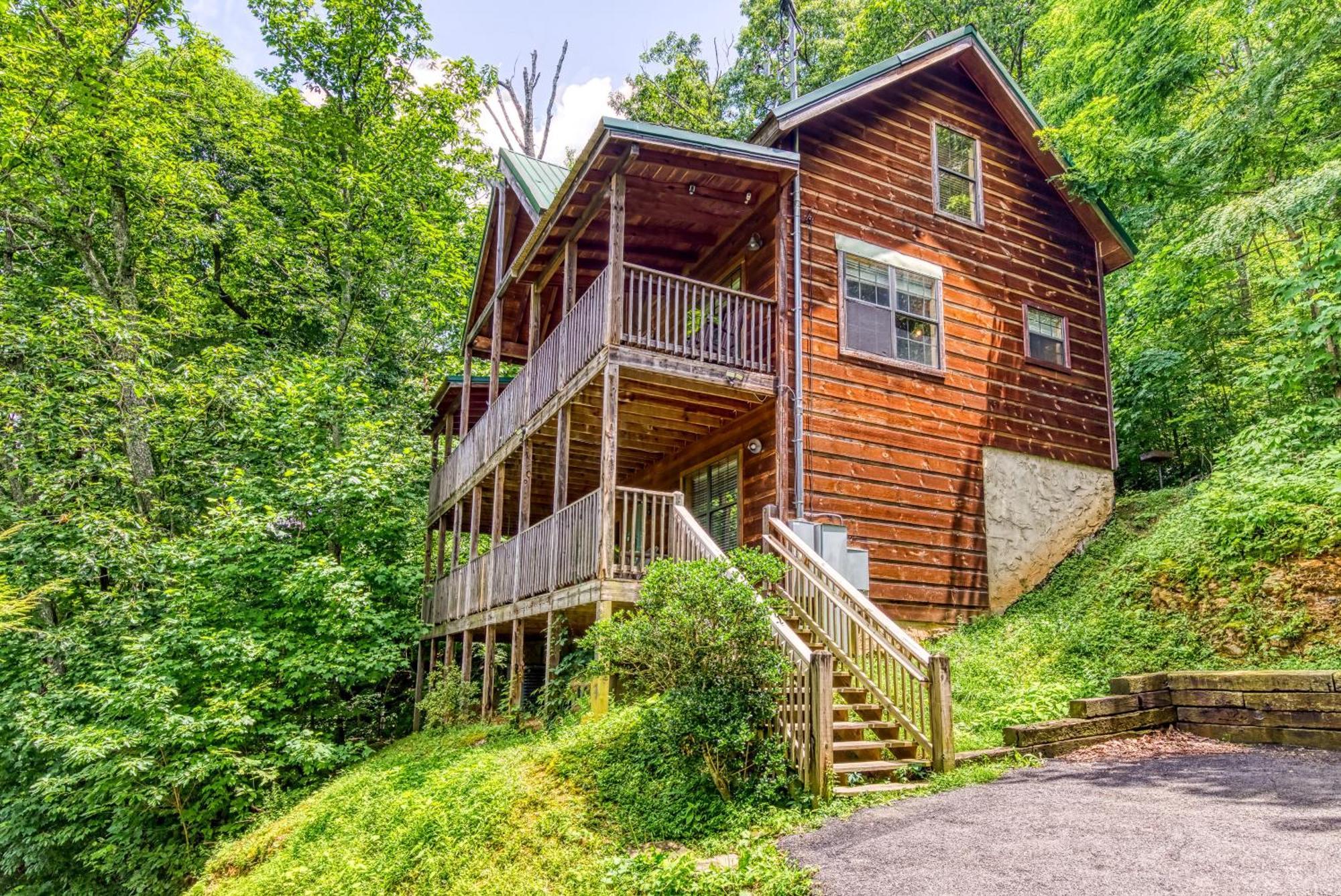 Cubby Bear, Hot Tub, Pool, 1089 Free Attraction Tickets Each Paid Day, Dollywood And More! Gatlinburg