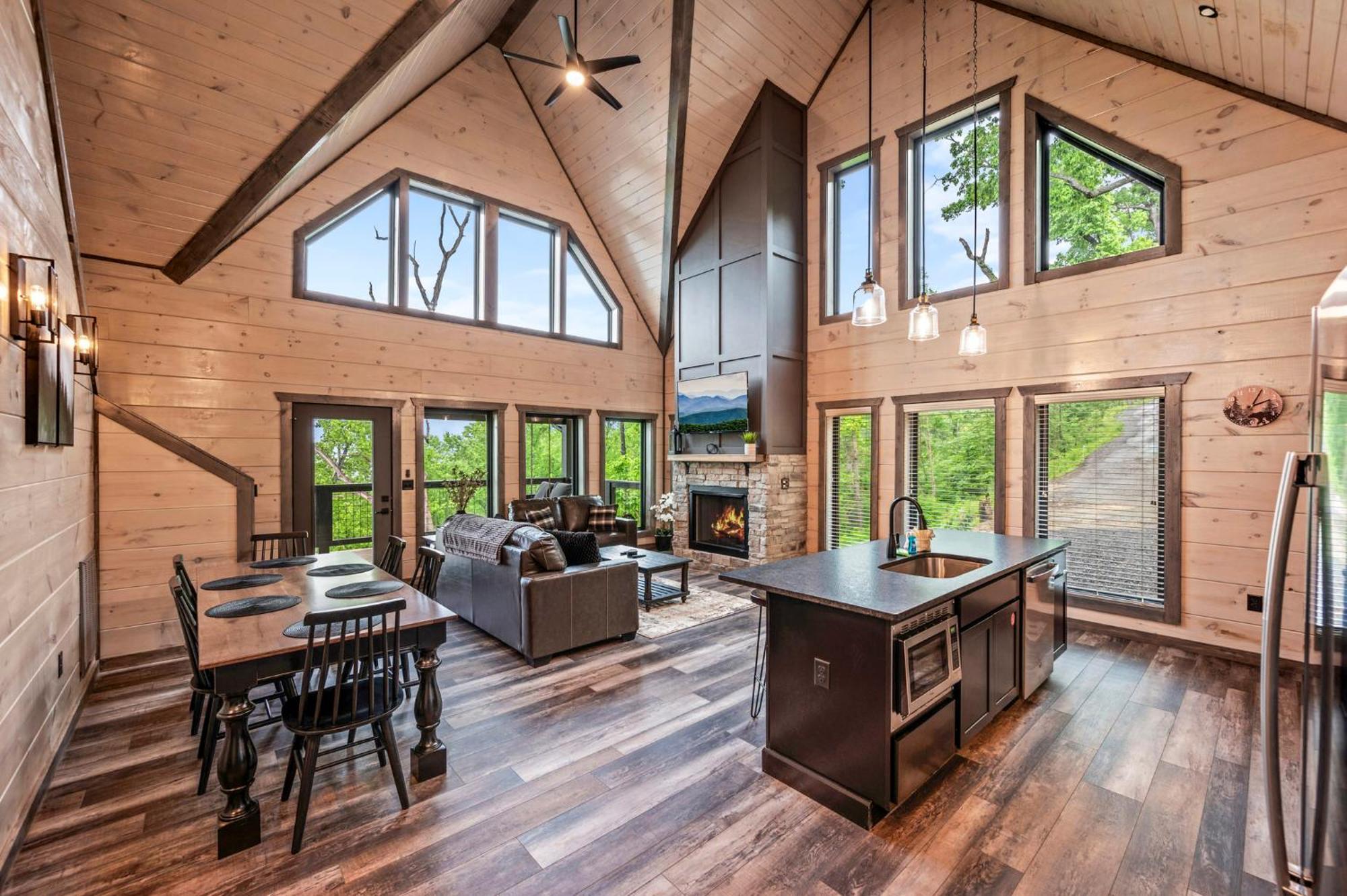 Smoky Bear Vista Brand New Luxury One Mile From Downtown Holiday home *