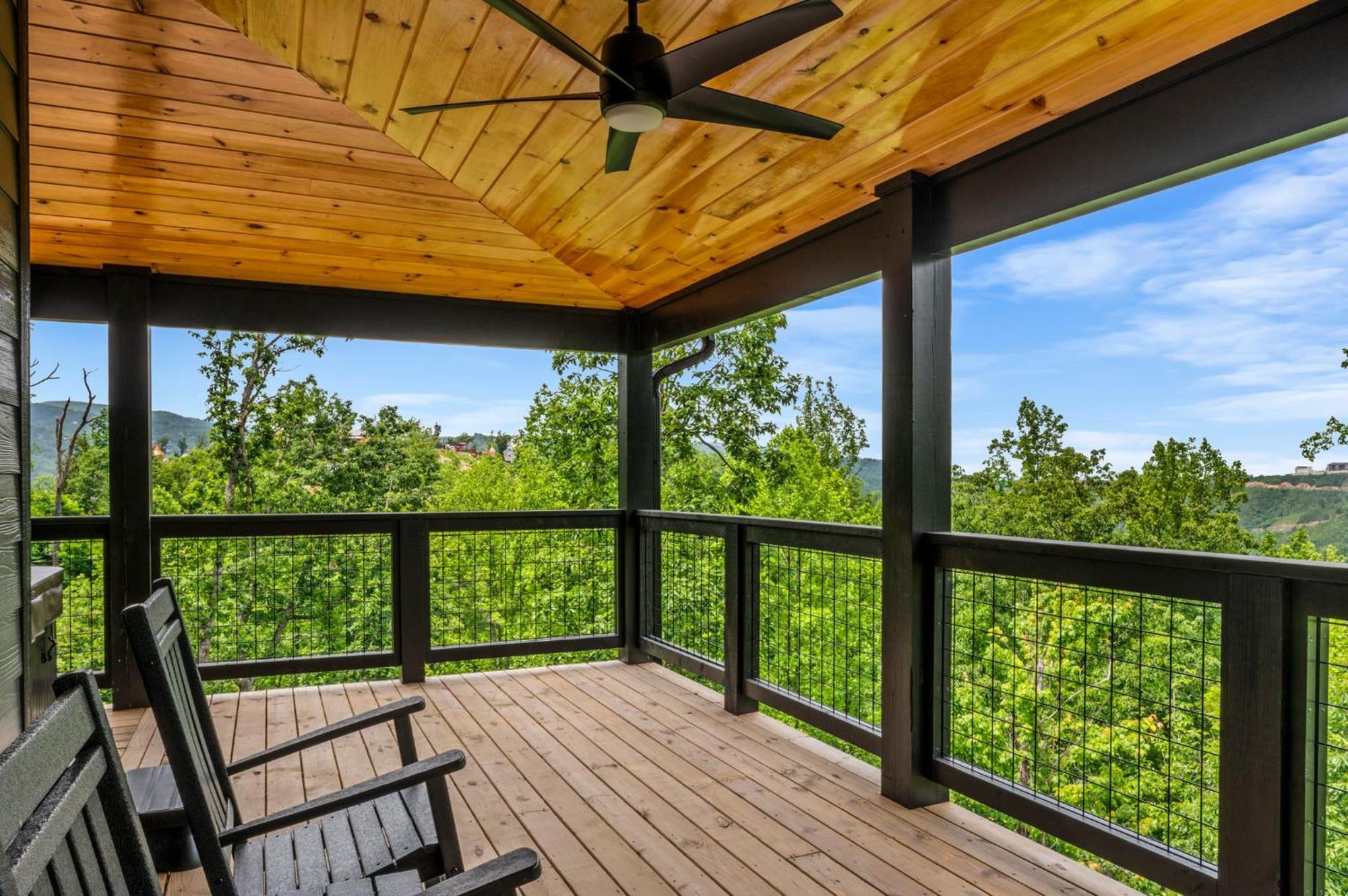 Smoky Bear Vista Brand New Luxury One Mile From Downtown Gatlinburg