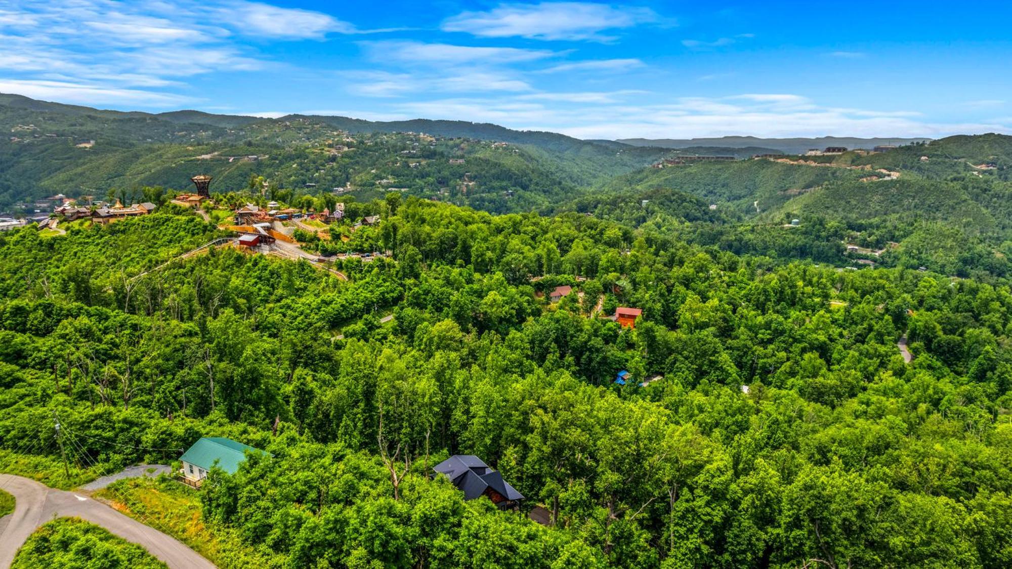 Smoky Bear Vista Brand New Luxury One Mile From Downtown Gatlinburg