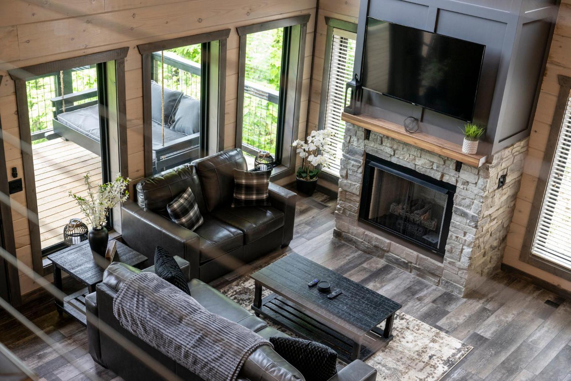 Smoky Bear Vista Brand New Luxury One Mile From Downtown Gatlinburg