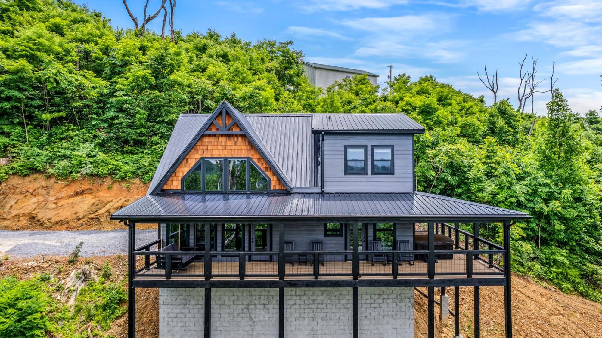 Smoky Bear Vista Brand New Luxury One Mile From Downtown Holiday home