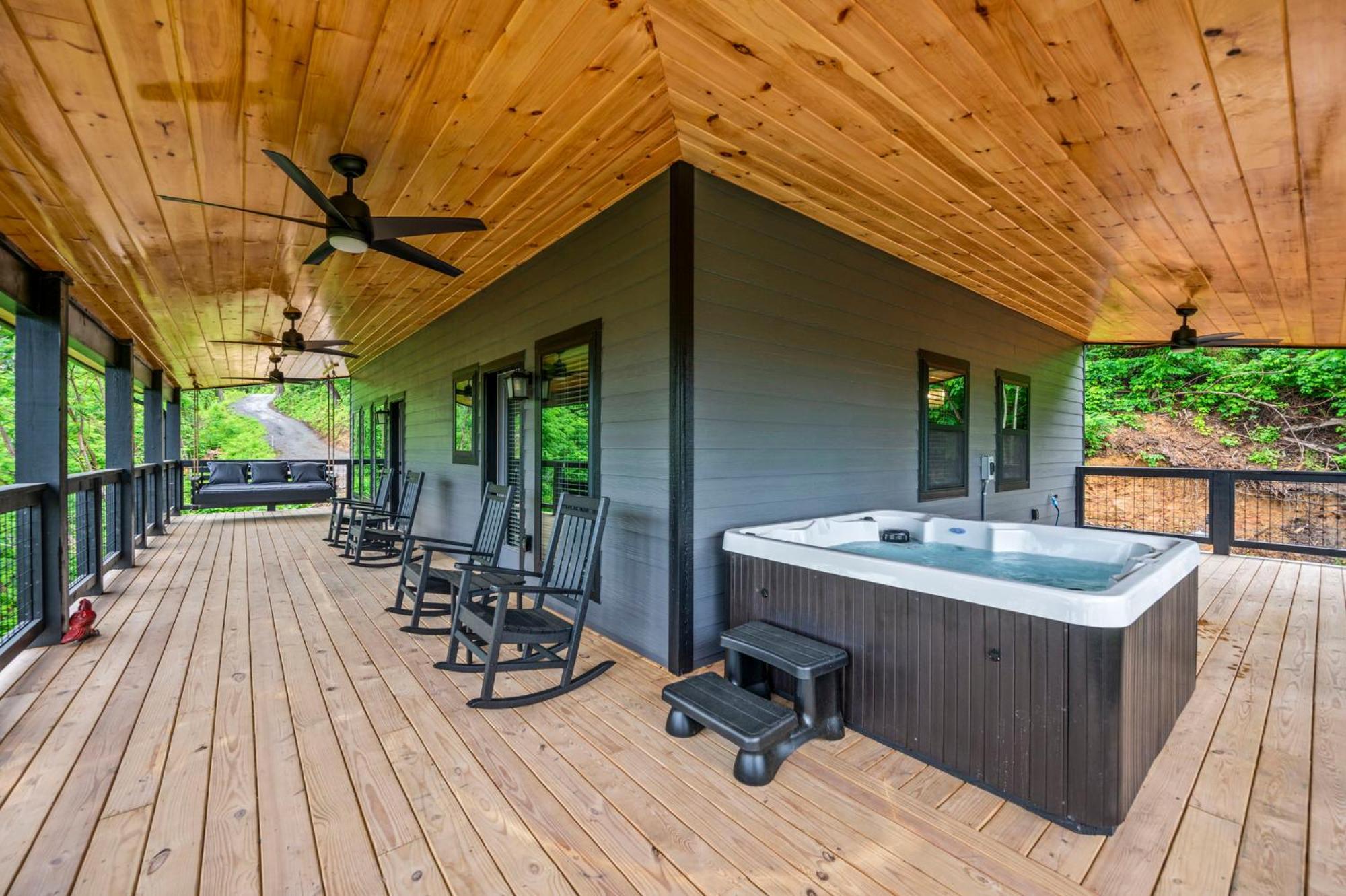 Smoky Bear Vista Brand New Luxury One Mile From Downtown Gatlinburg