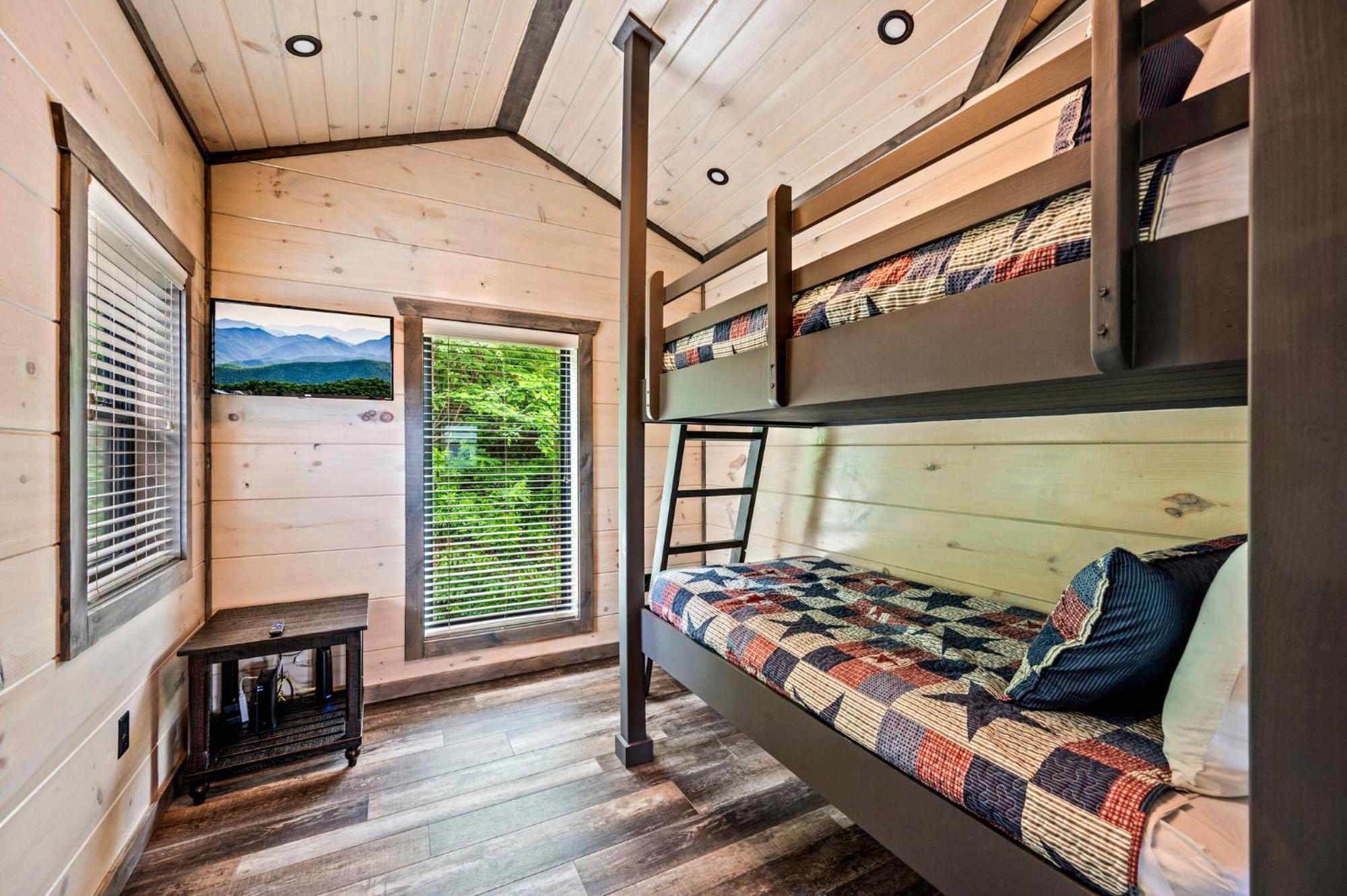 Smoky Bear Vista Brand New Luxury One Mile From Downtown Gatlinburg