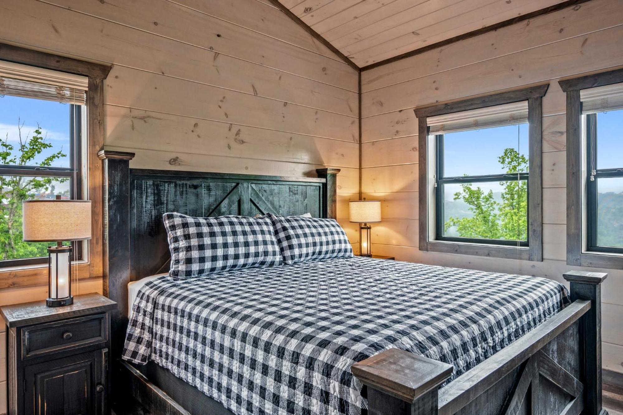 Smoky Bear Vista Brand New Luxury One Mile From Downtown Holiday home *