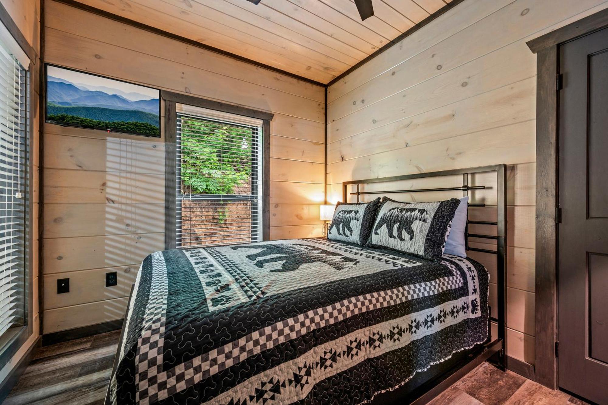 Smoky Bear Vista Brand New Luxury One Mile From Downtown Gatlinburg