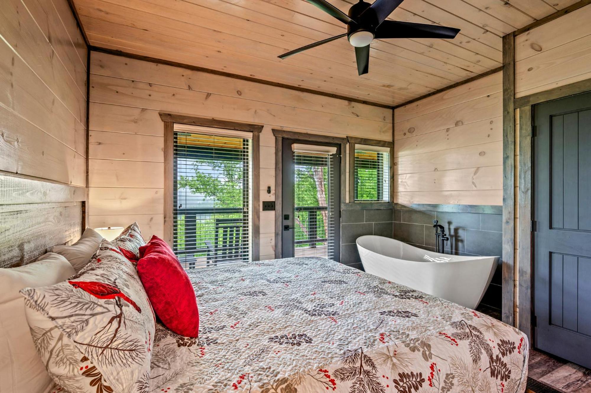 Smoky Bear Vista Brand New Luxury One Mile From Downtown *