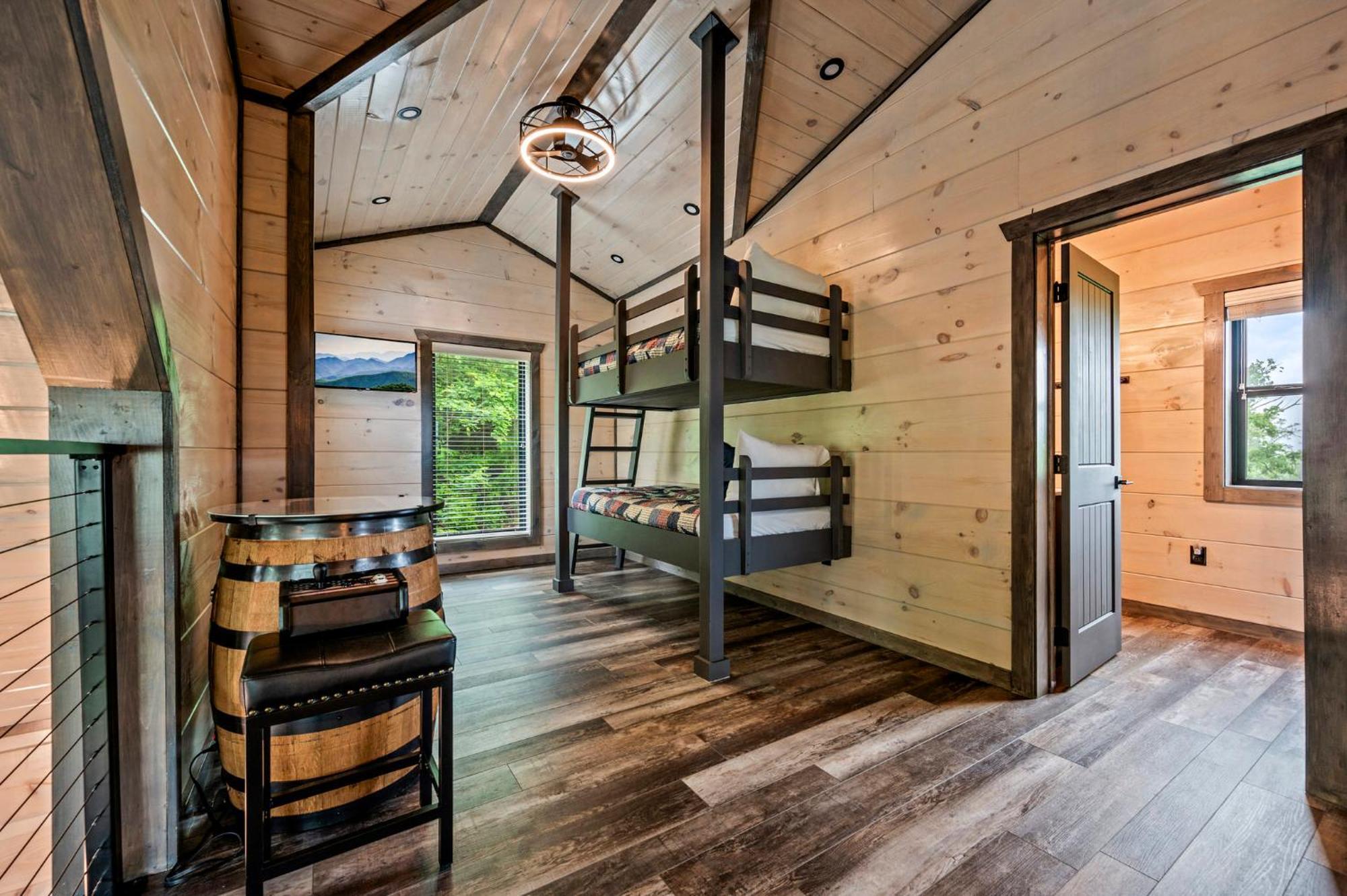 Smoky Bear Vista Brand New Luxury One Mile From Downtown Holiday home