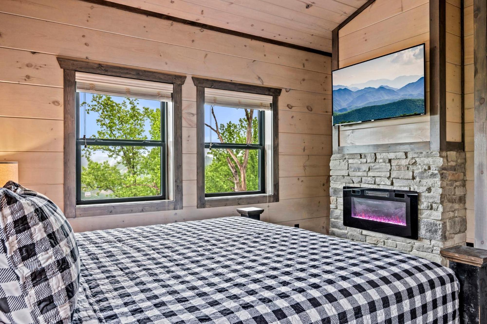 Smoky Bear Vista Brand New Luxury One Mile From Downtown Holiday home *