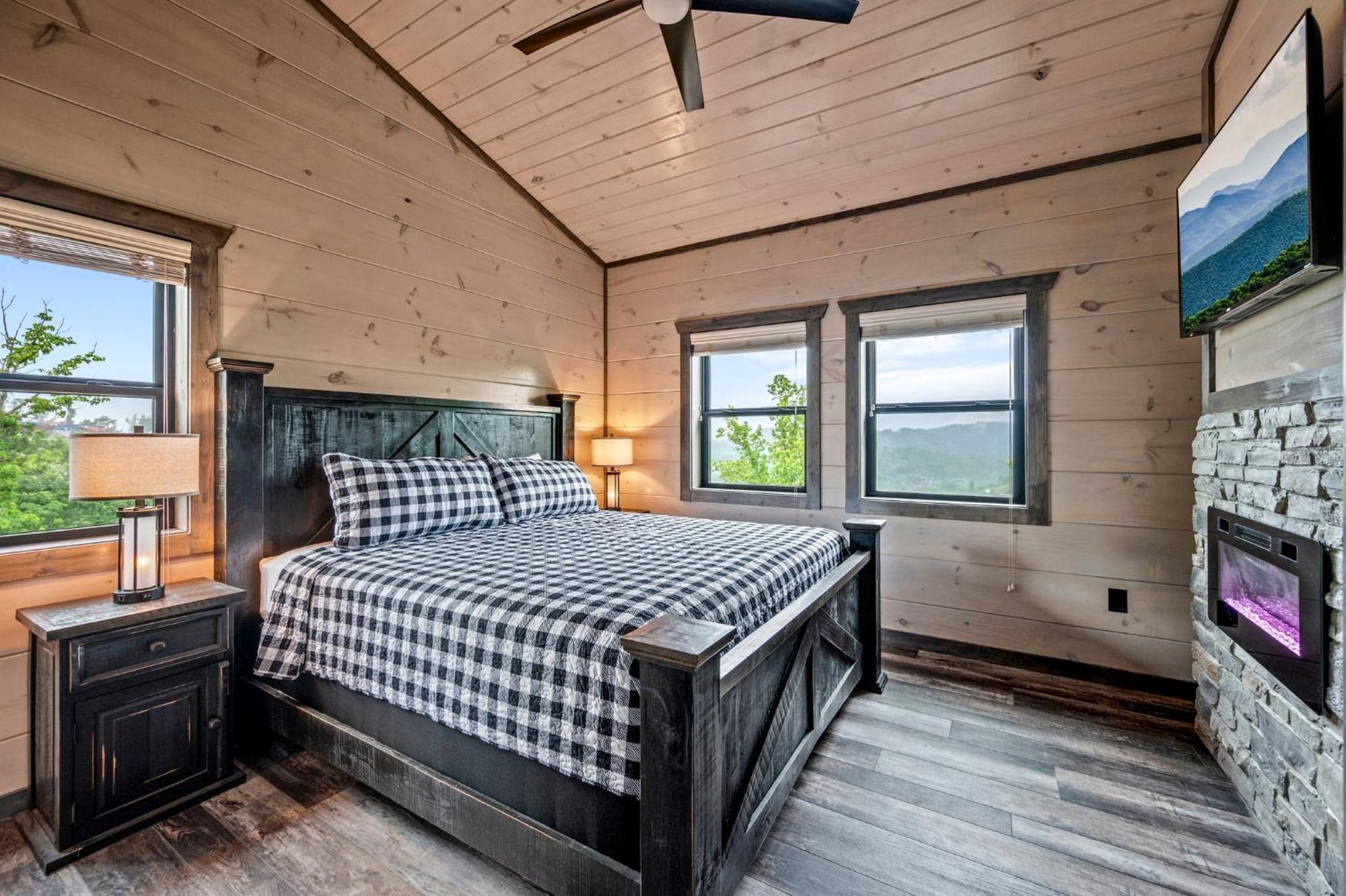 Smoky Bear Vista Brand New Luxury One Mile From Downtown Holiday home Gatlinburg