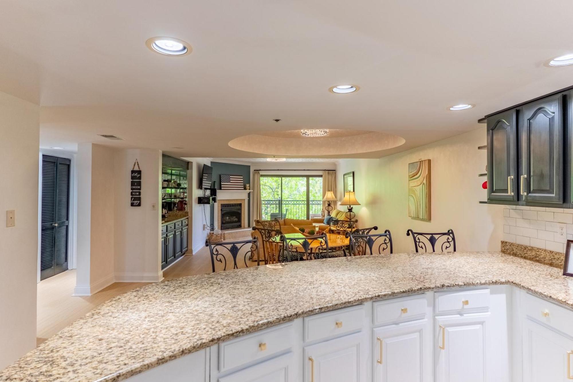 Luxurious Condo, Pool, Fireplace, Hiking * Gatlinburg