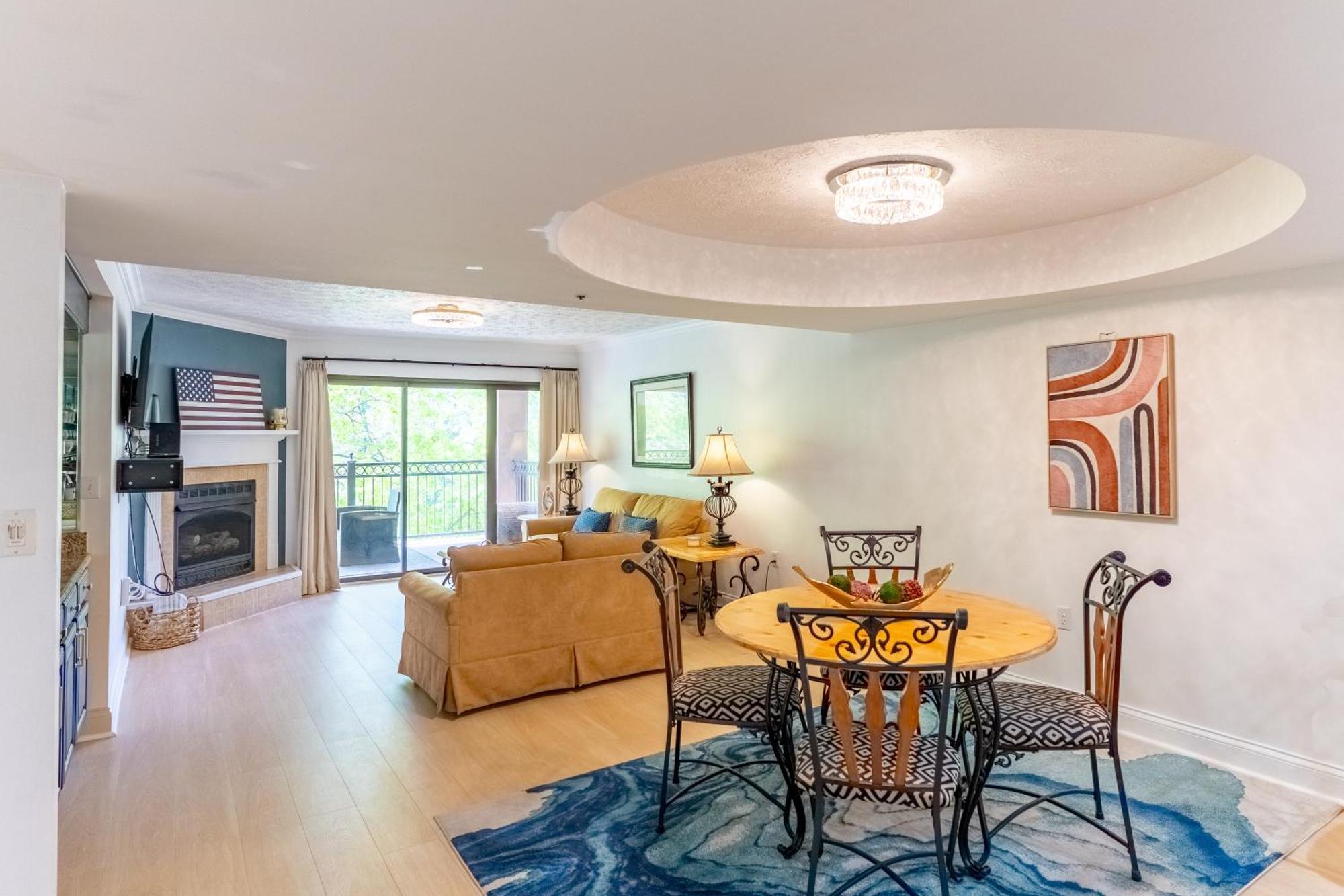 Luxurious Condo, Pool, Fireplace, Hiking