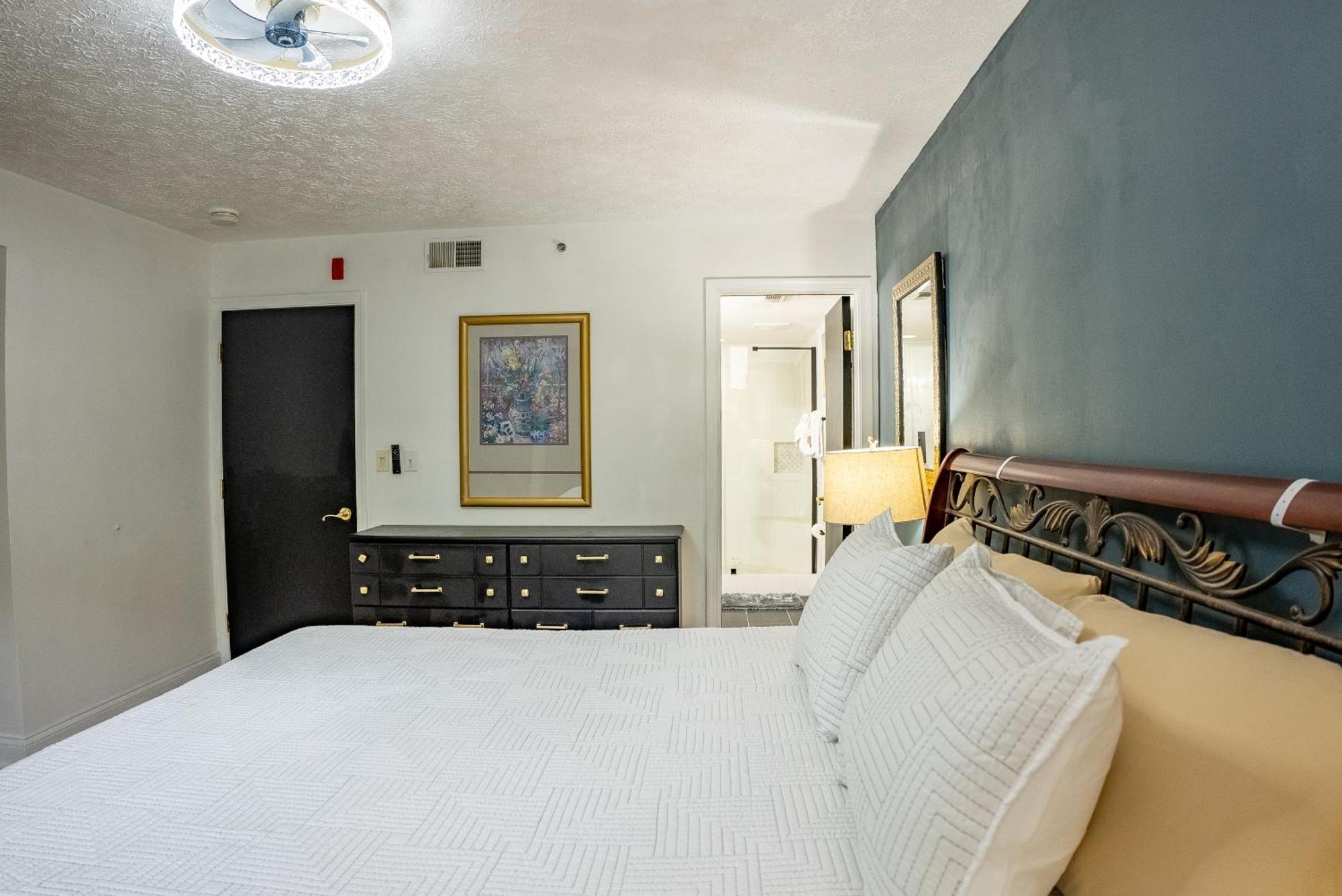 Luxurious Condo, Pool, Fireplace, Hiking Holiday home