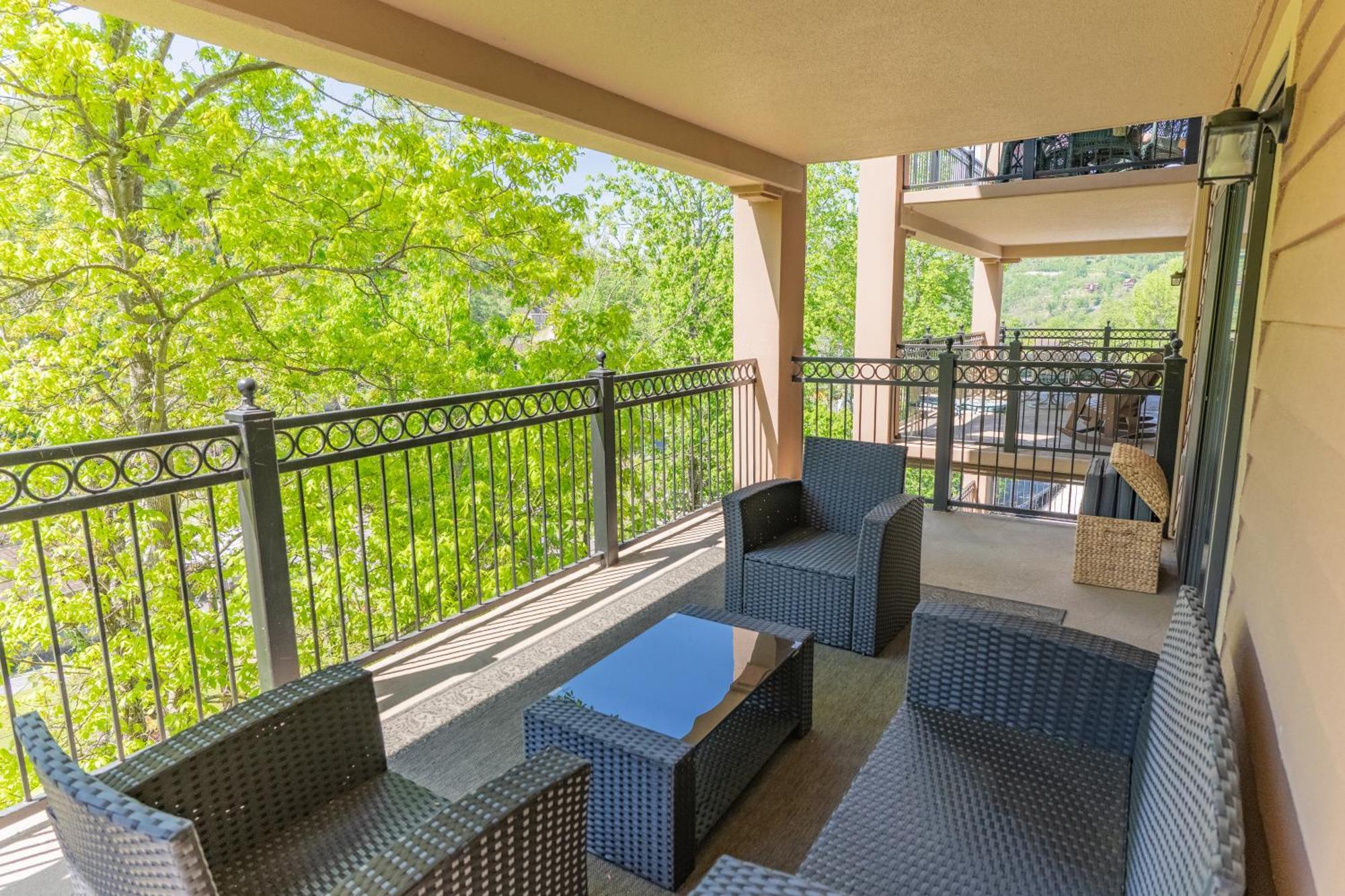 Luxurious Condo, Pool, Fireplace, Hiking Holiday home *