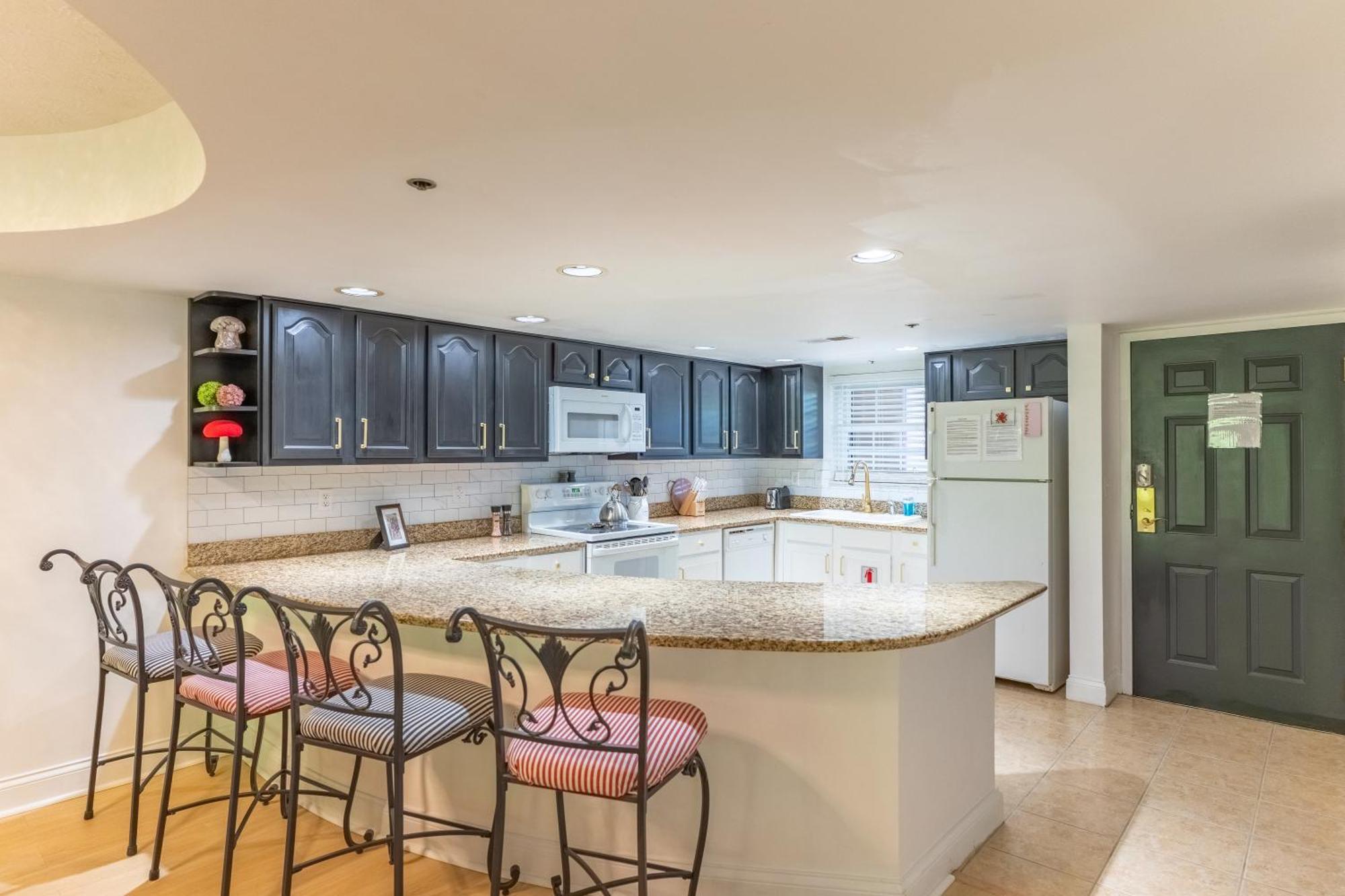 Luxurious Condo, Pool, Fireplace, Hiking Gatlinburg