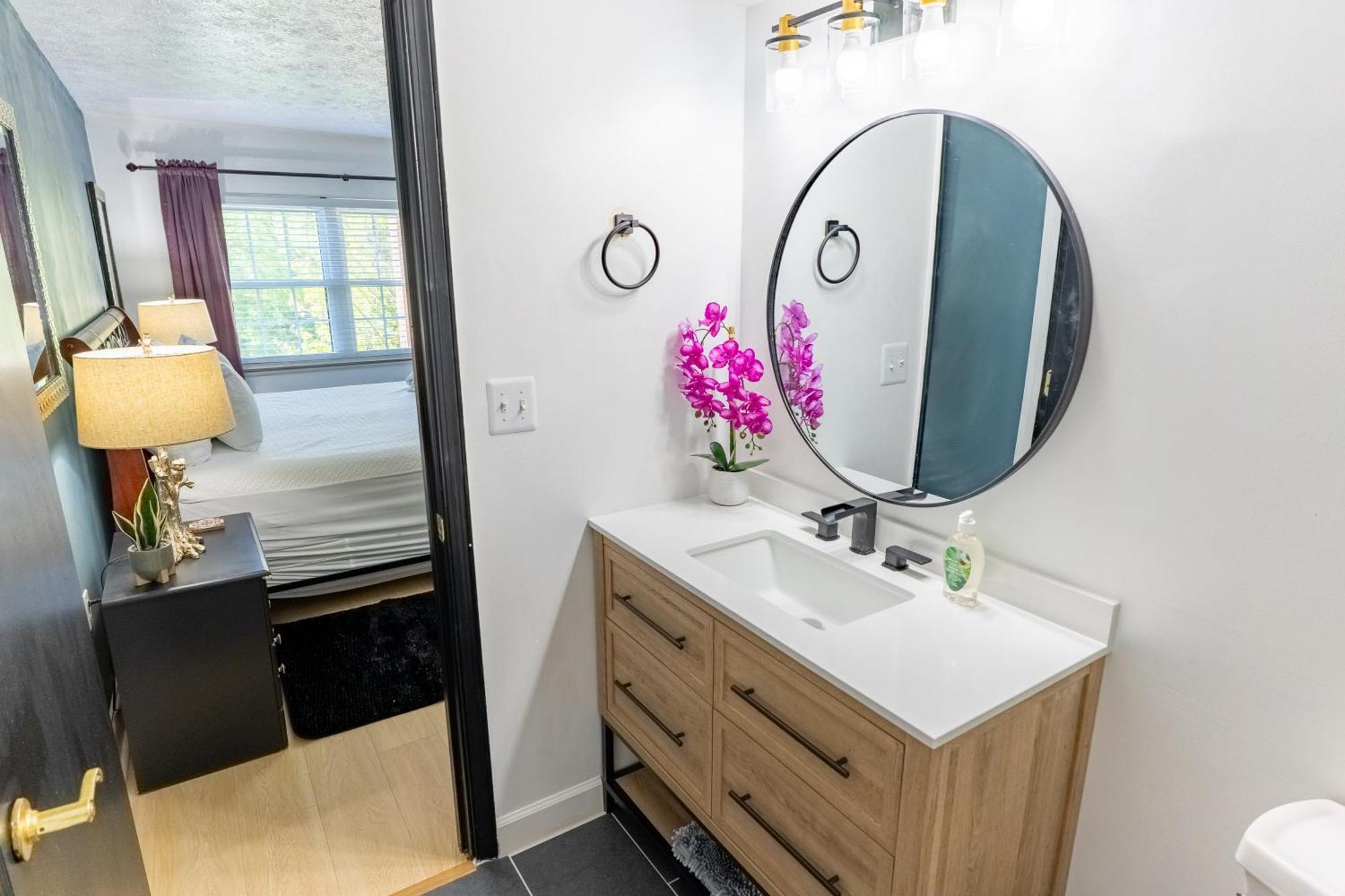Luxurious Condo, Pool, Fireplace, Hiking