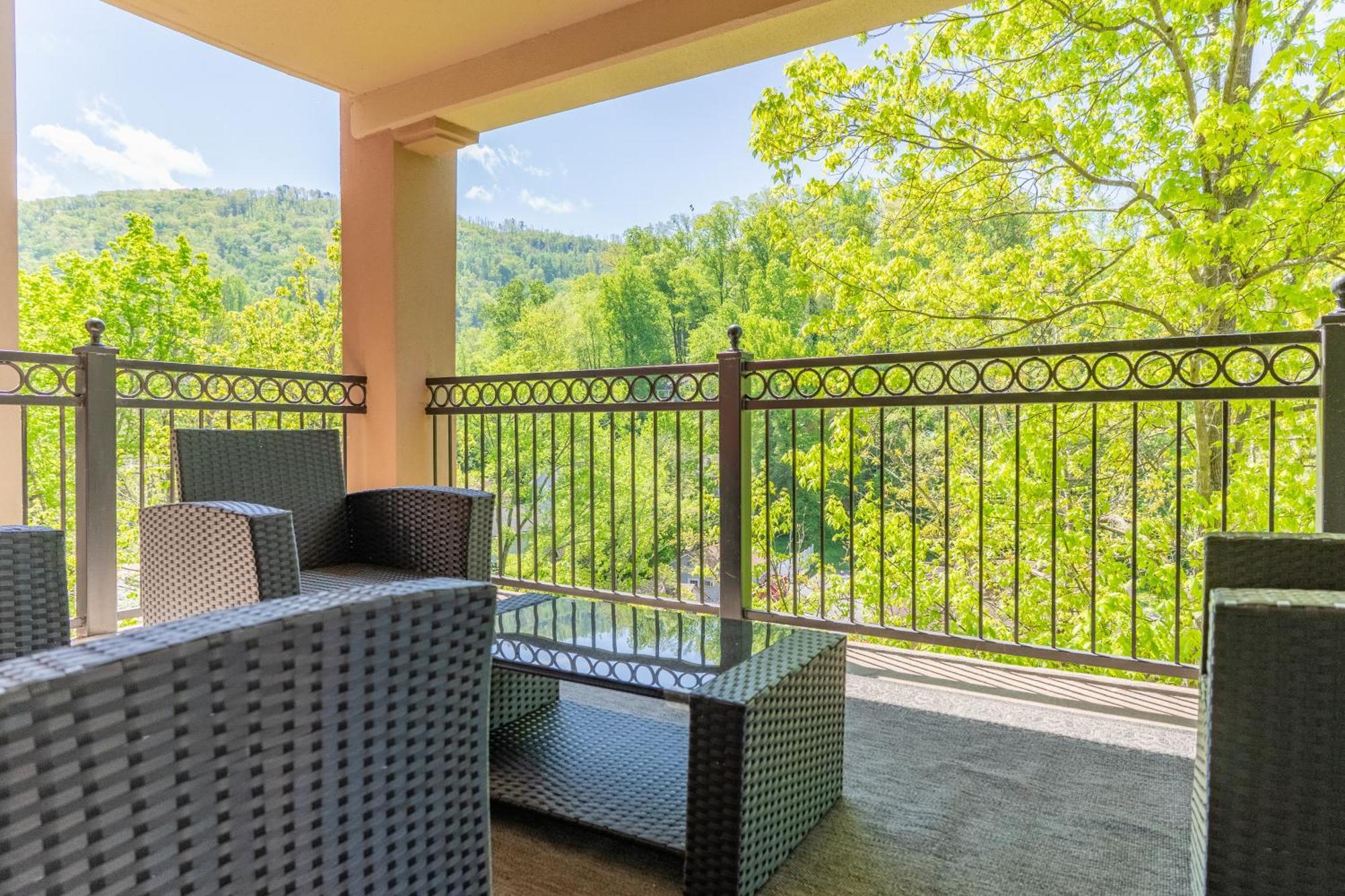 Luxurious Condo, Pool, Fireplace, Hiking *