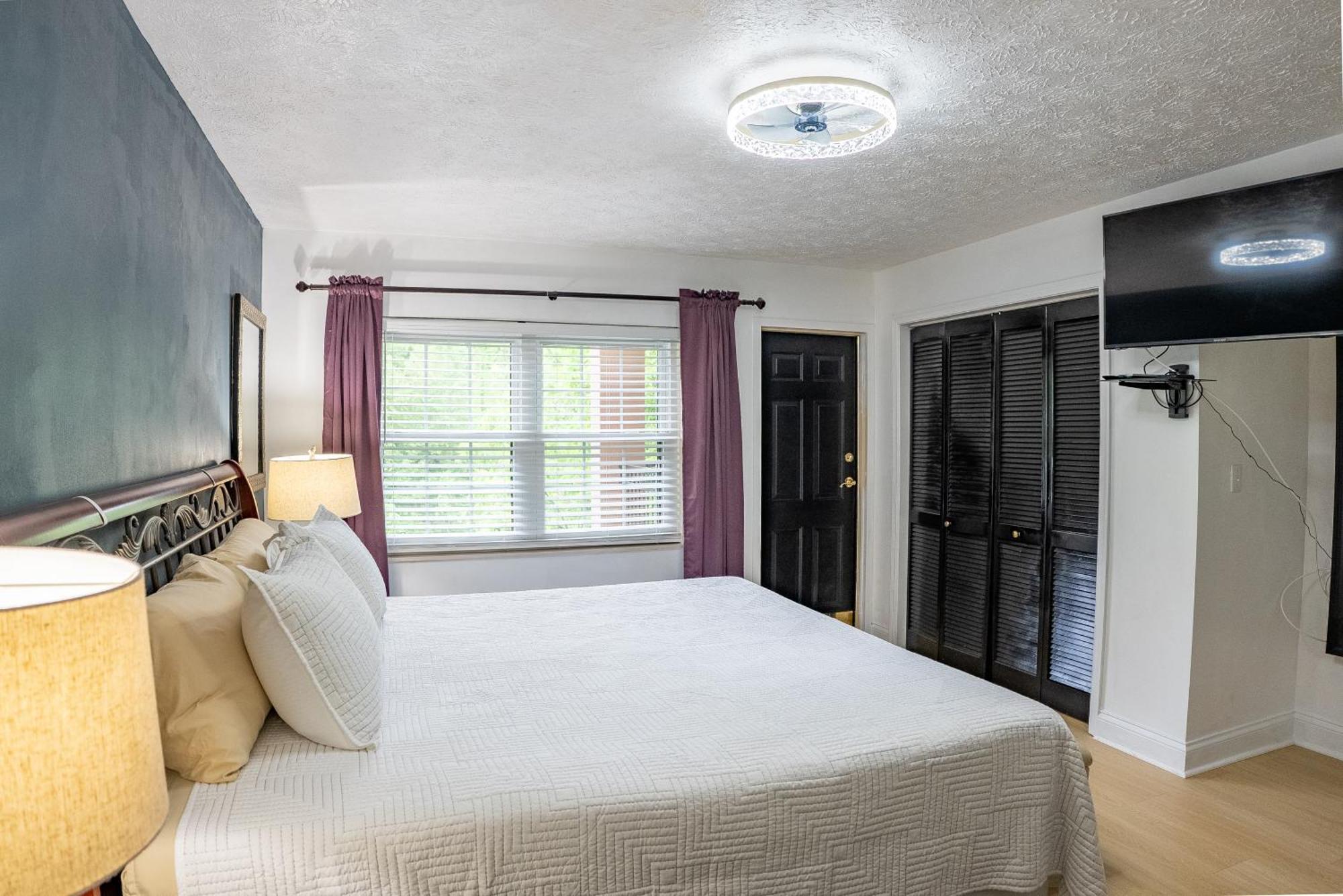 Luxurious Condo, Pool, Fireplace, Hiking Holiday home