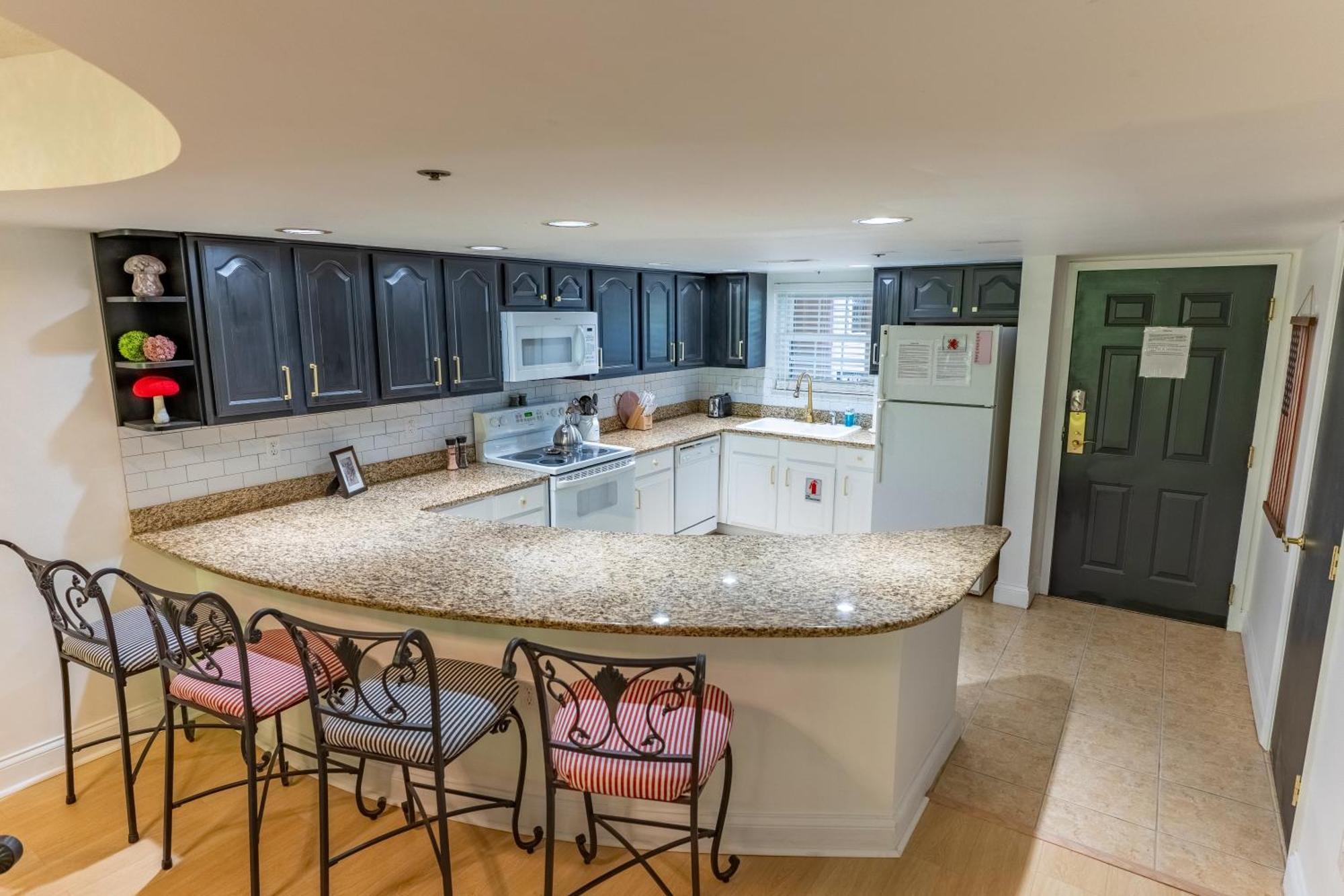 Luxurious Condo, Pool, Fireplace, Hiking Gatlinburg