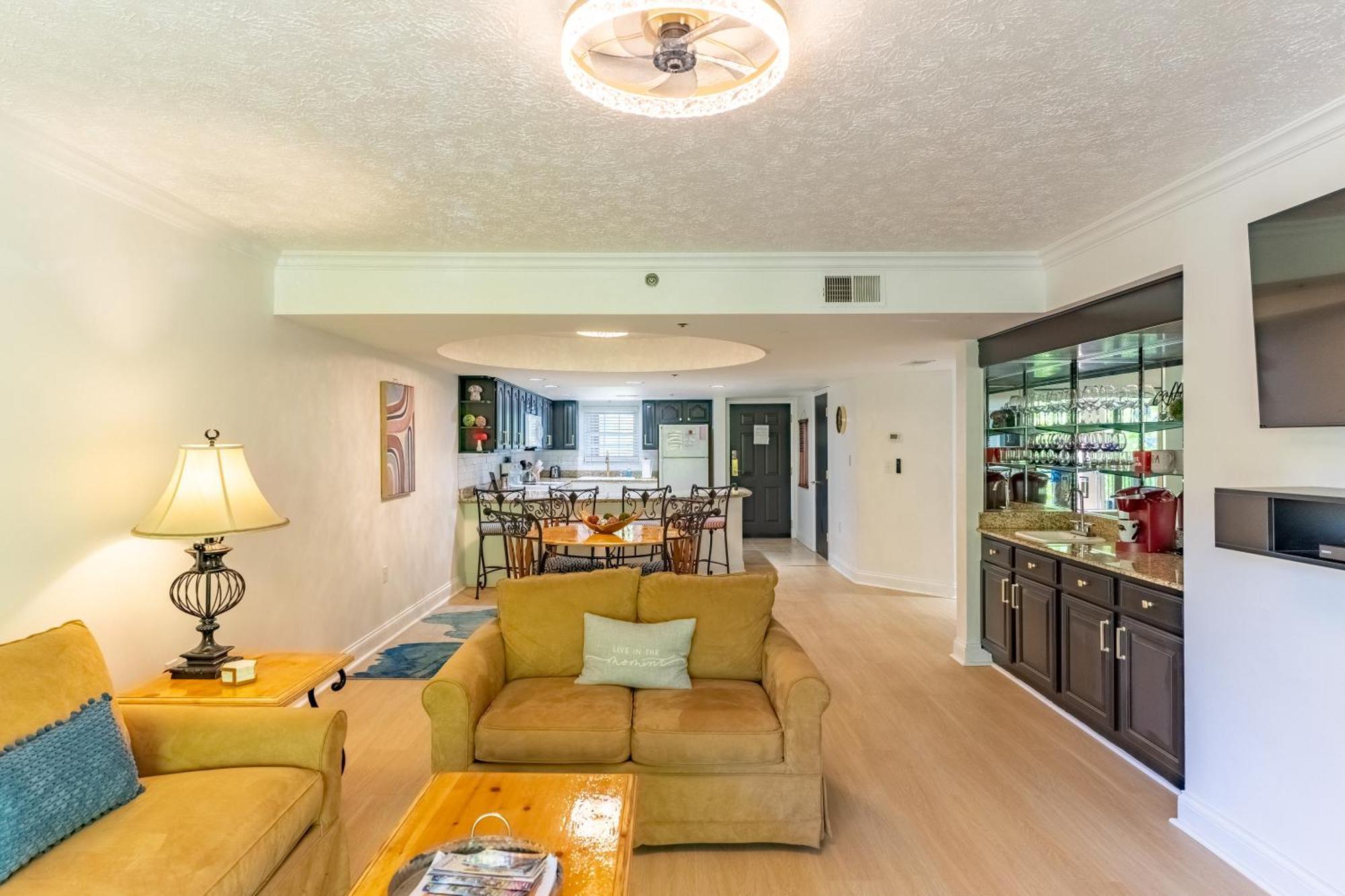 Luxurious Condo, Pool, Fireplace, Hiking *