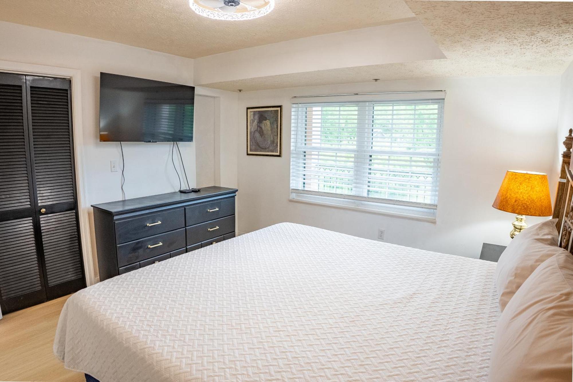 Luxurious Condo, Pool, Fireplace, Hiking * Gatlinburg