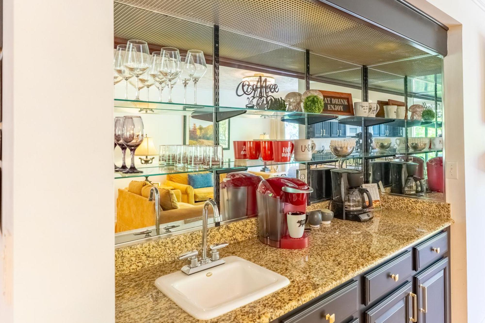 Luxurious Condo, Pool, Fireplace, Hiking * Gatlinburg