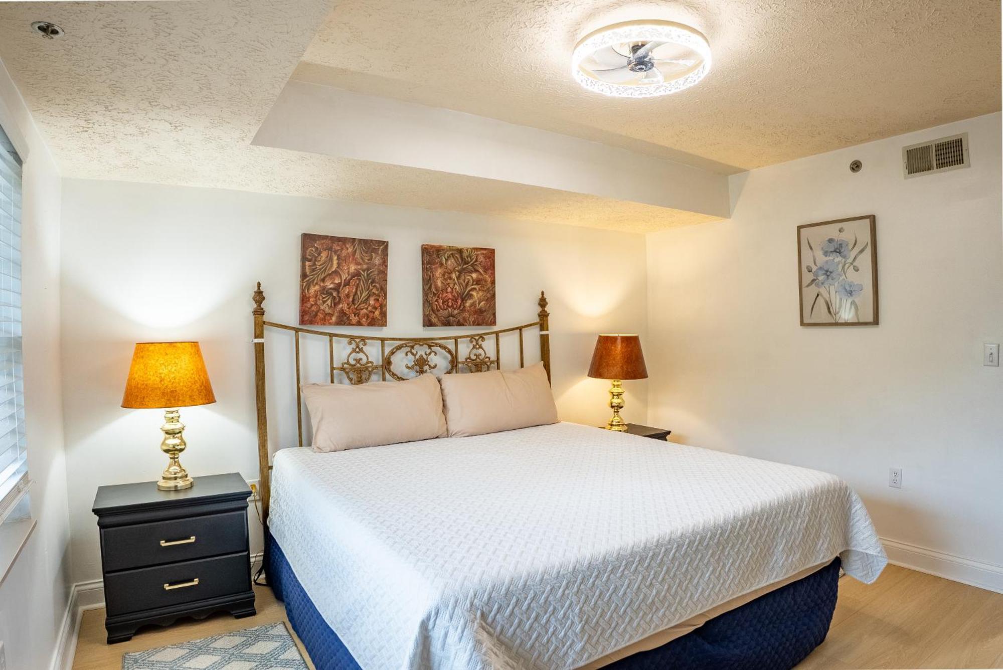 Luxurious Condo, Pool, Fireplace, Hiking Holiday home