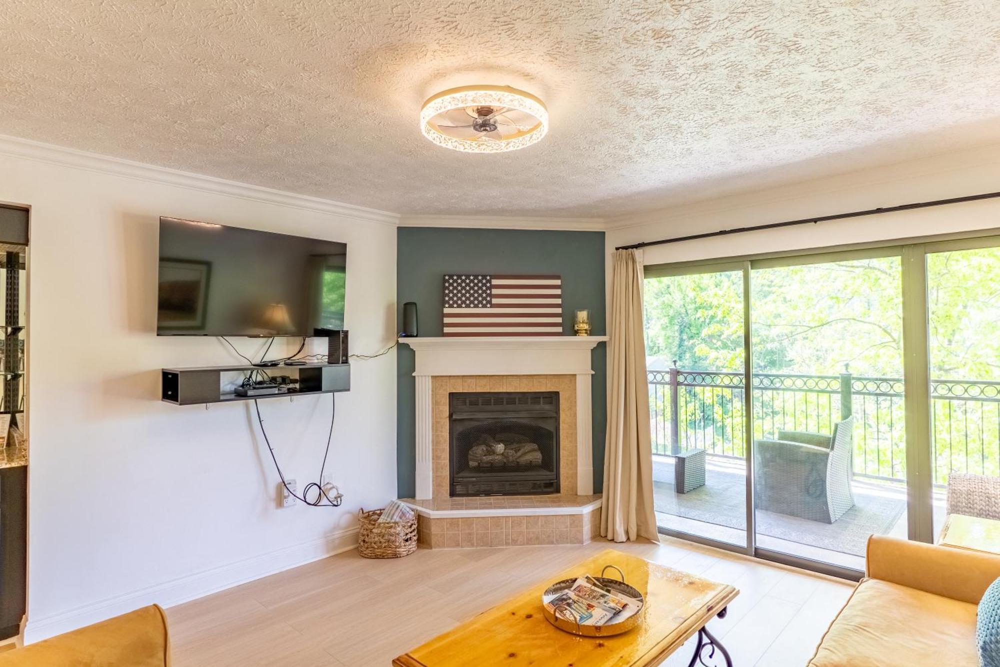 Luxurious Condo, Pool, Fireplace, Hiking Gatlinburg