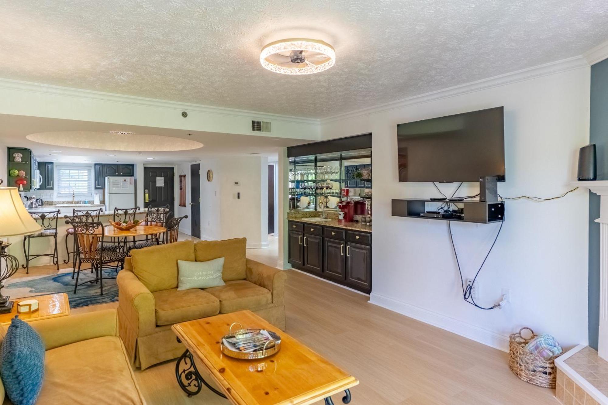 Luxurious Condo, Pool, Fireplace, Hiking Holiday home *