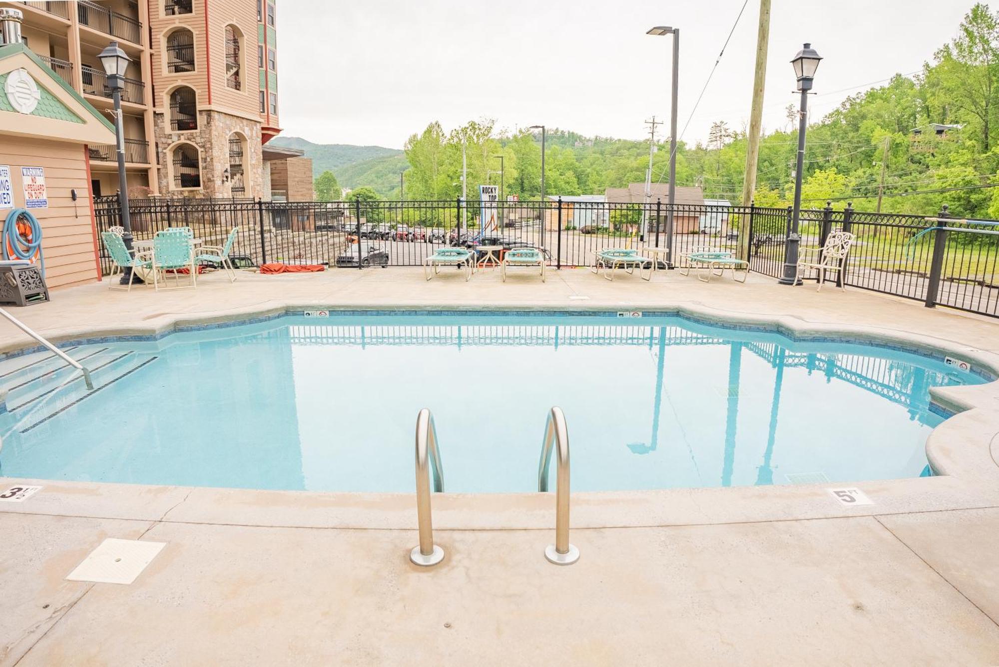 Luxurious Condo, Pool, Fireplace, Hiking Holiday home *