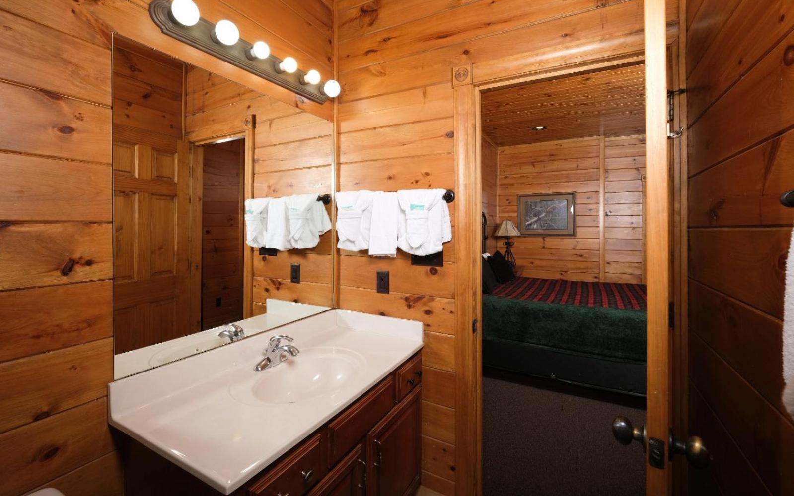 Mountain Getaway And A Theater Villa Gatlinburg