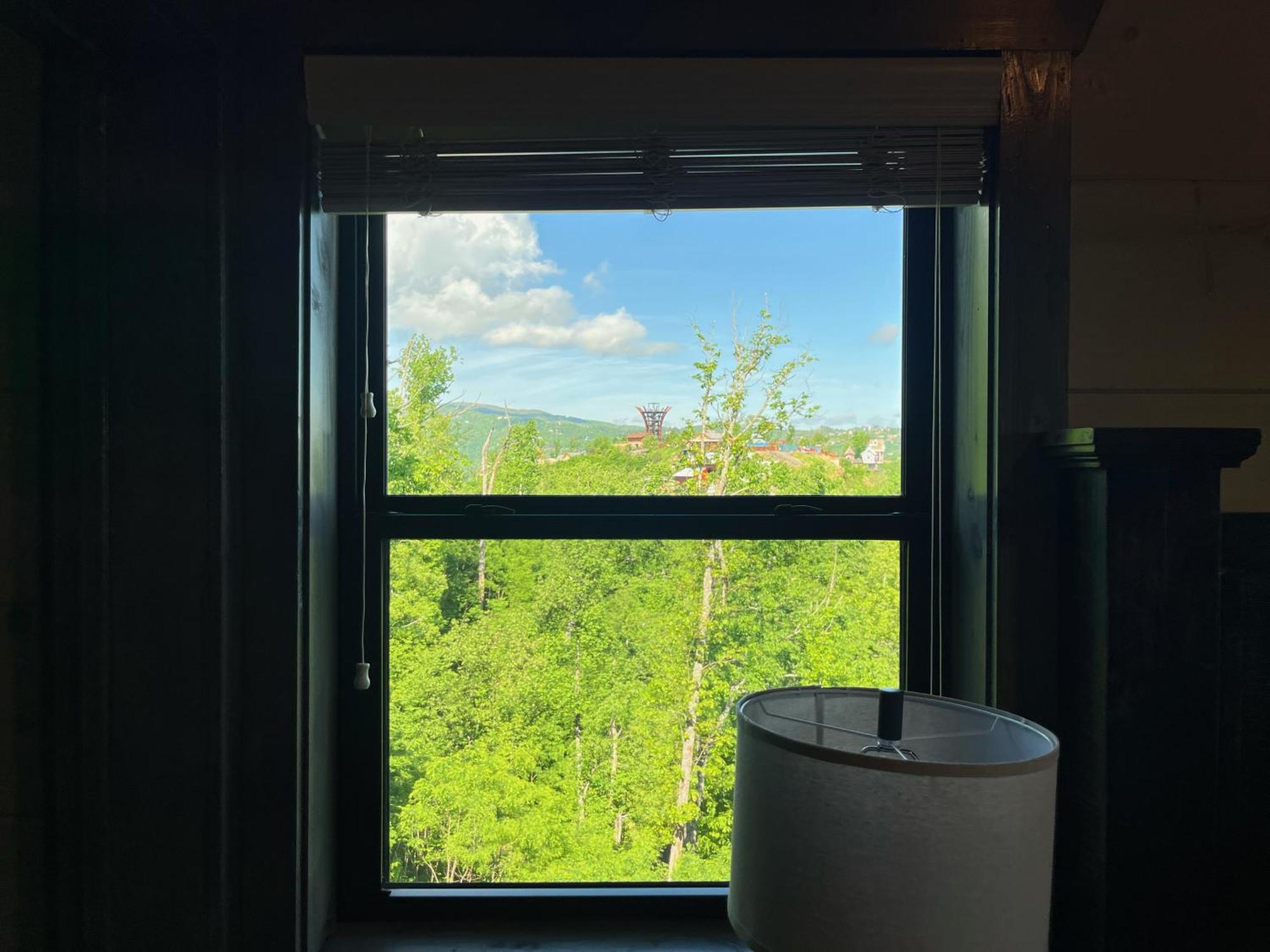 Smoky Bear Vista Brand New Luxury One Mile From Downtown Gatlinburg