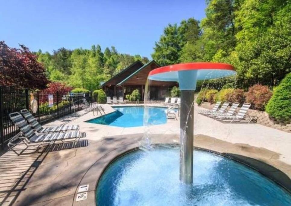 Gray Fox Den Theater & Arcade, Hot Tub, Views Gatlinburg