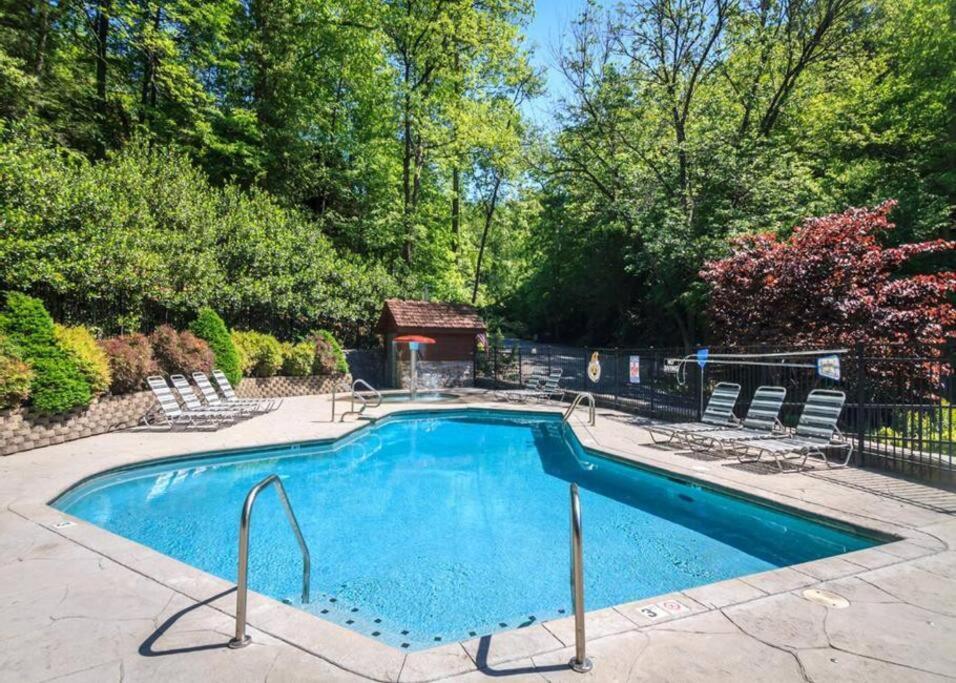 Gray Fox Den Theater & Arcade, Hot Tub, Views Holiday home